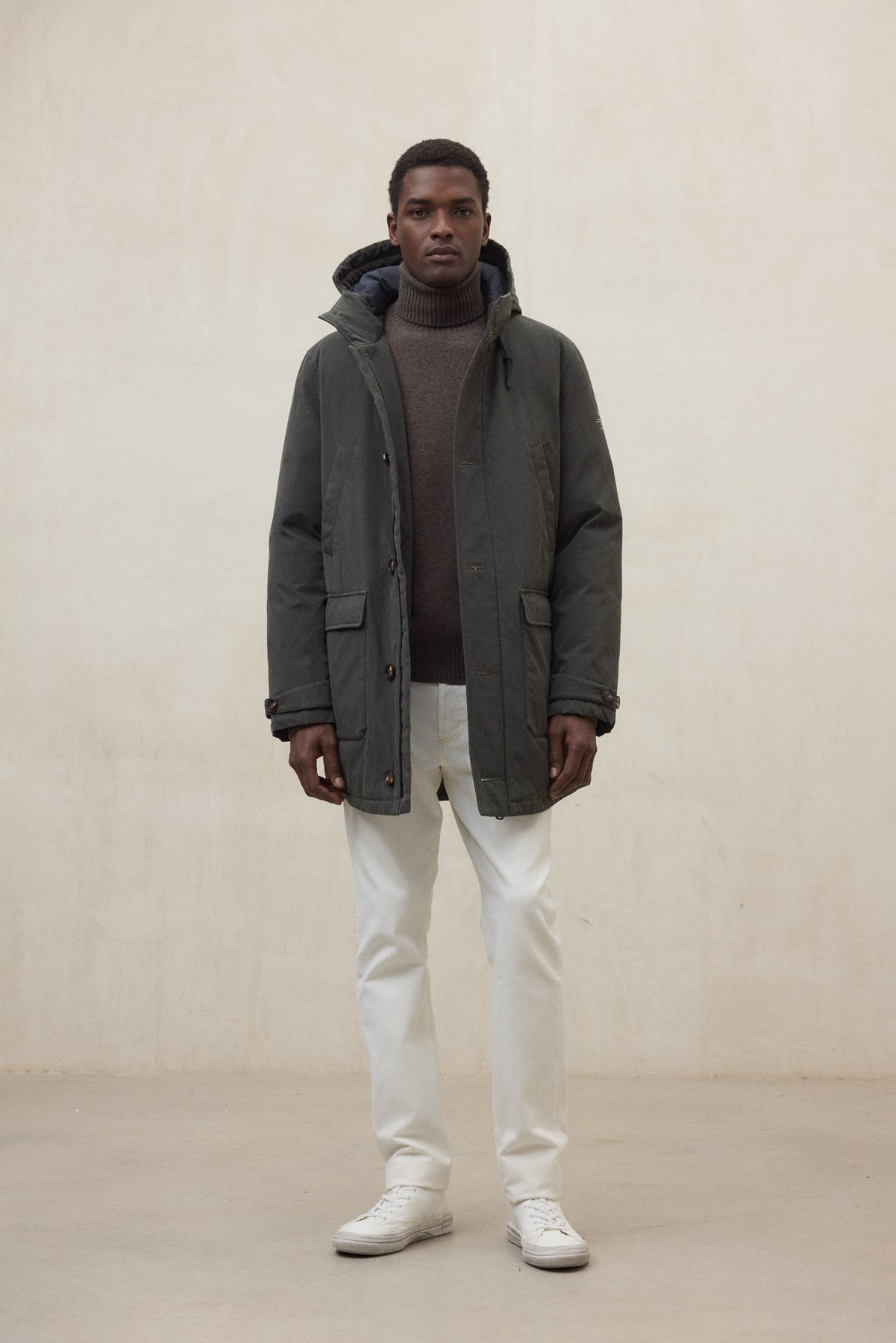 Lange Jacke mit Kapuze aus Bio Baumwolle und recyletem Polyester (PET Flaschen) von ECOALF in oliv