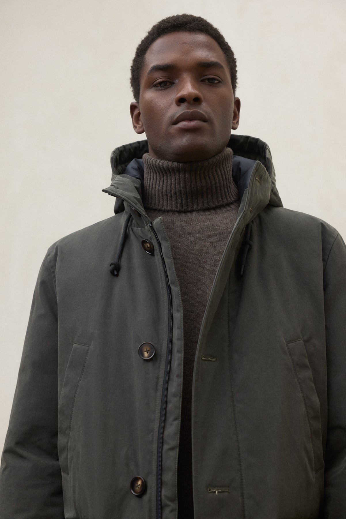 Lange Jacke mit Kapuze aus Bio Baumwolle und recyletem Polyester (PET Flaschen) von ECOALF in oliv