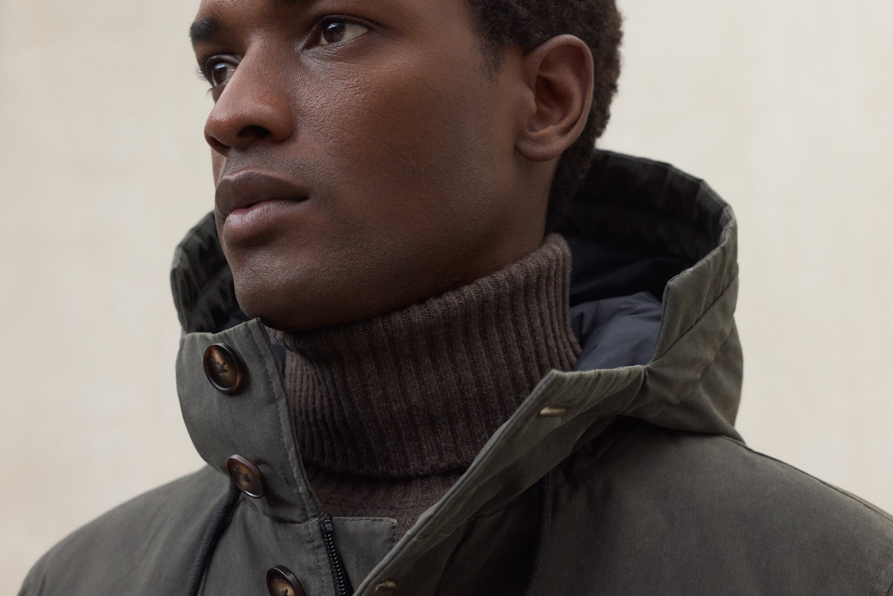 Lange Jacke mit Kapuze aus Bio Baumwolle und recyletem Polyester (PET Flaschen) von ECOALF in oliv