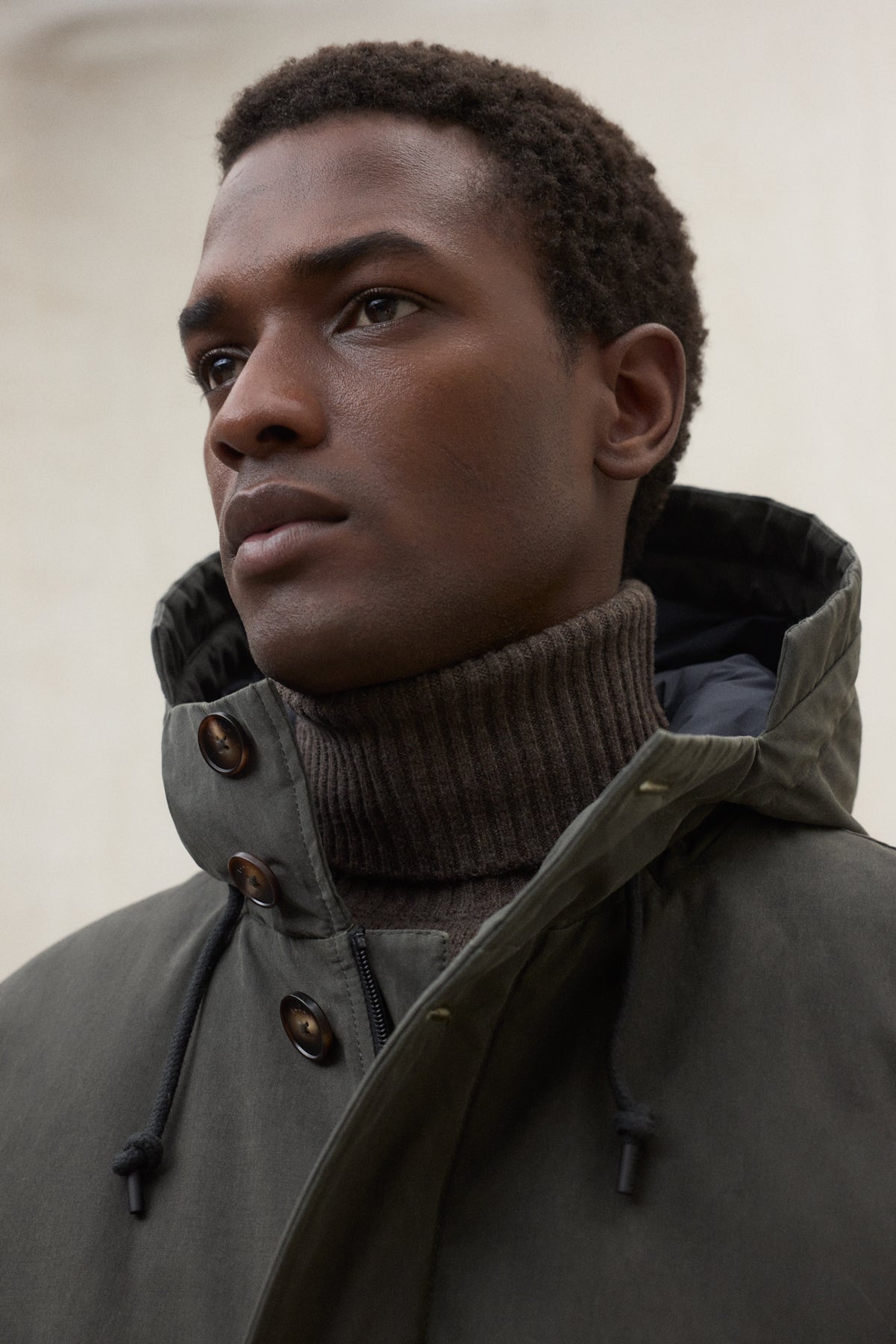 Lange Jacke mit Kapuze aus Bio Baumwolle und recyletem Polyester (PET Flaschen) von ECOALF in oliv