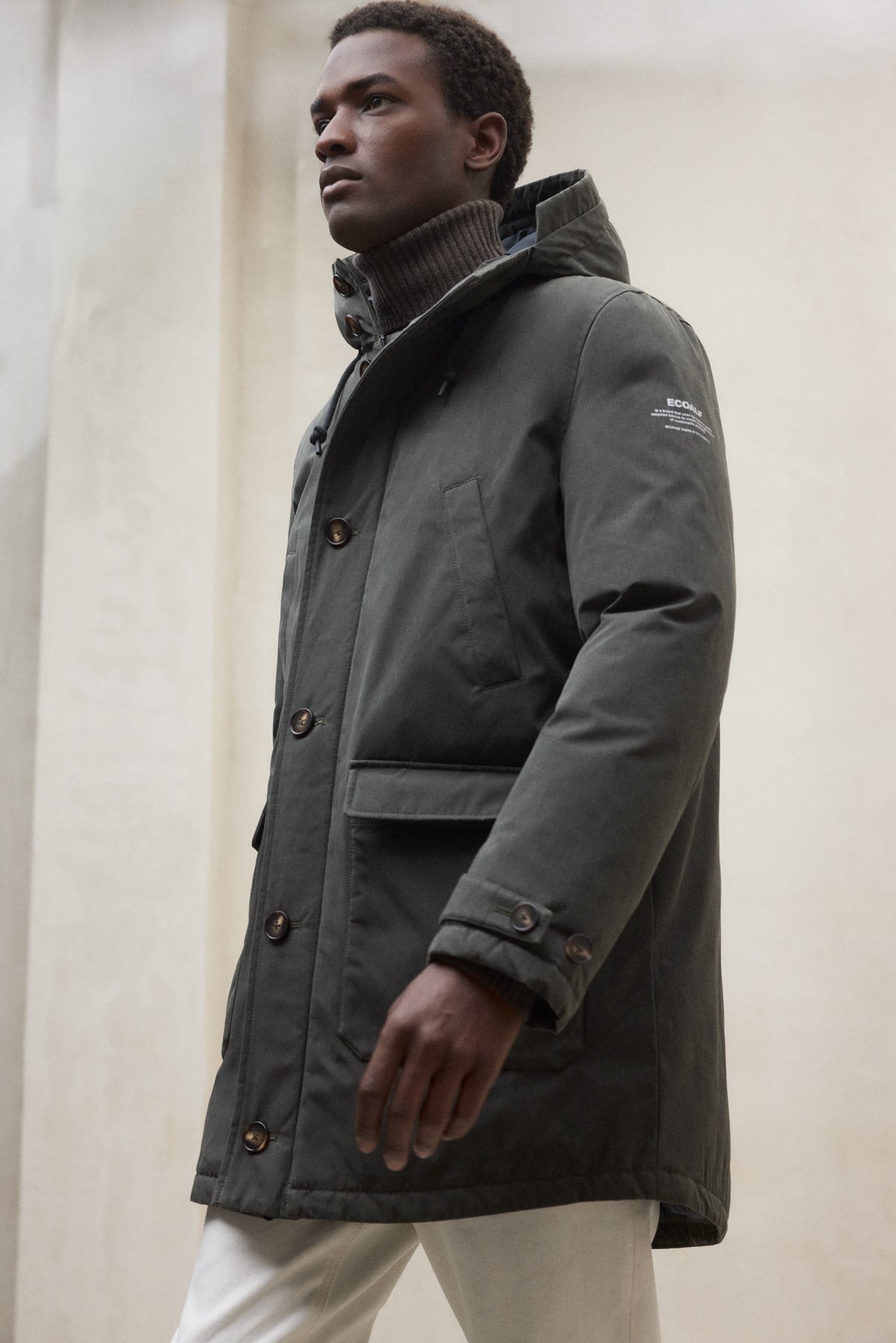 Lange Jacke mit Kapuze aus Bio Baumwolle und recyletem Polyester (PET Flaschen) von ECOALF in oliv