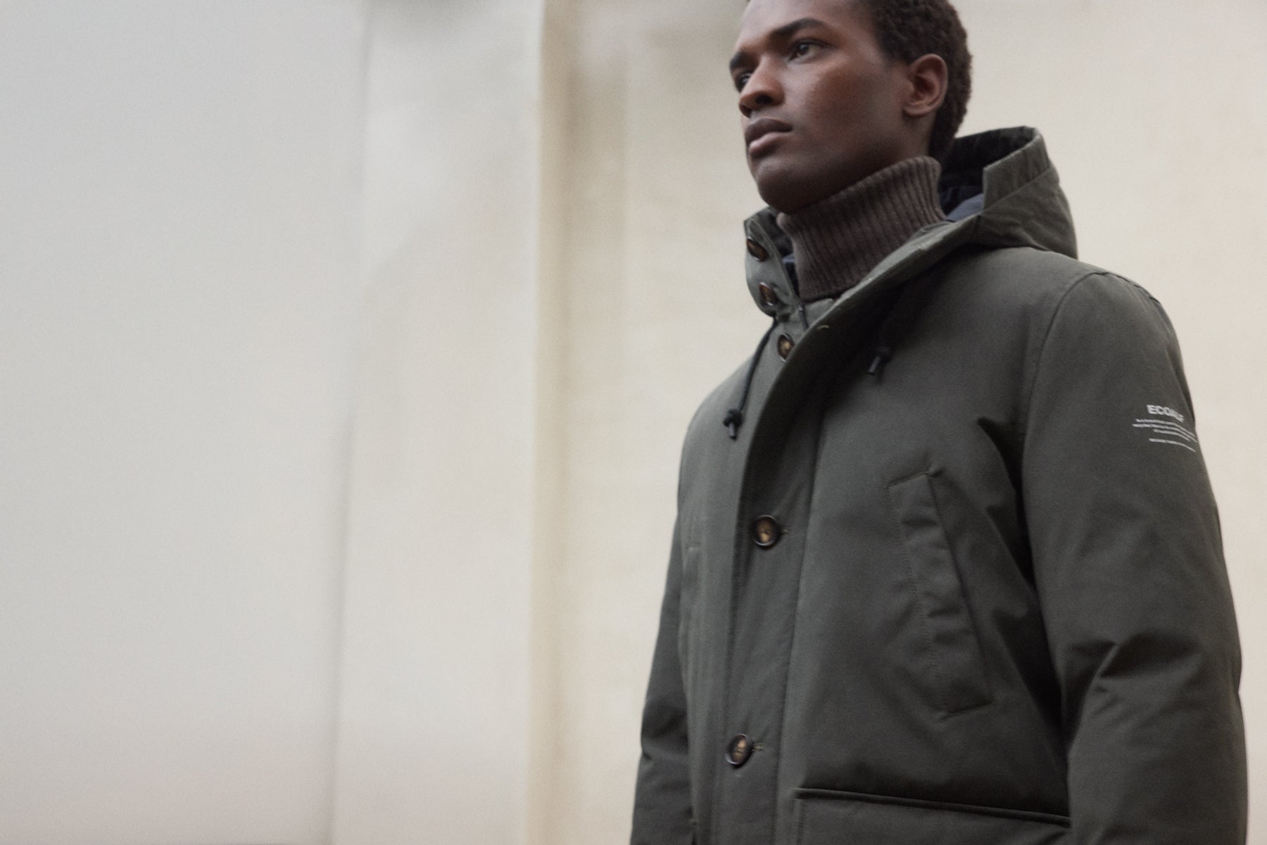 Lange Jacke mit Kapuze aus Bio Baumwolle und recyletem Polyester (PET Flaschen) von ECOALF in oliv