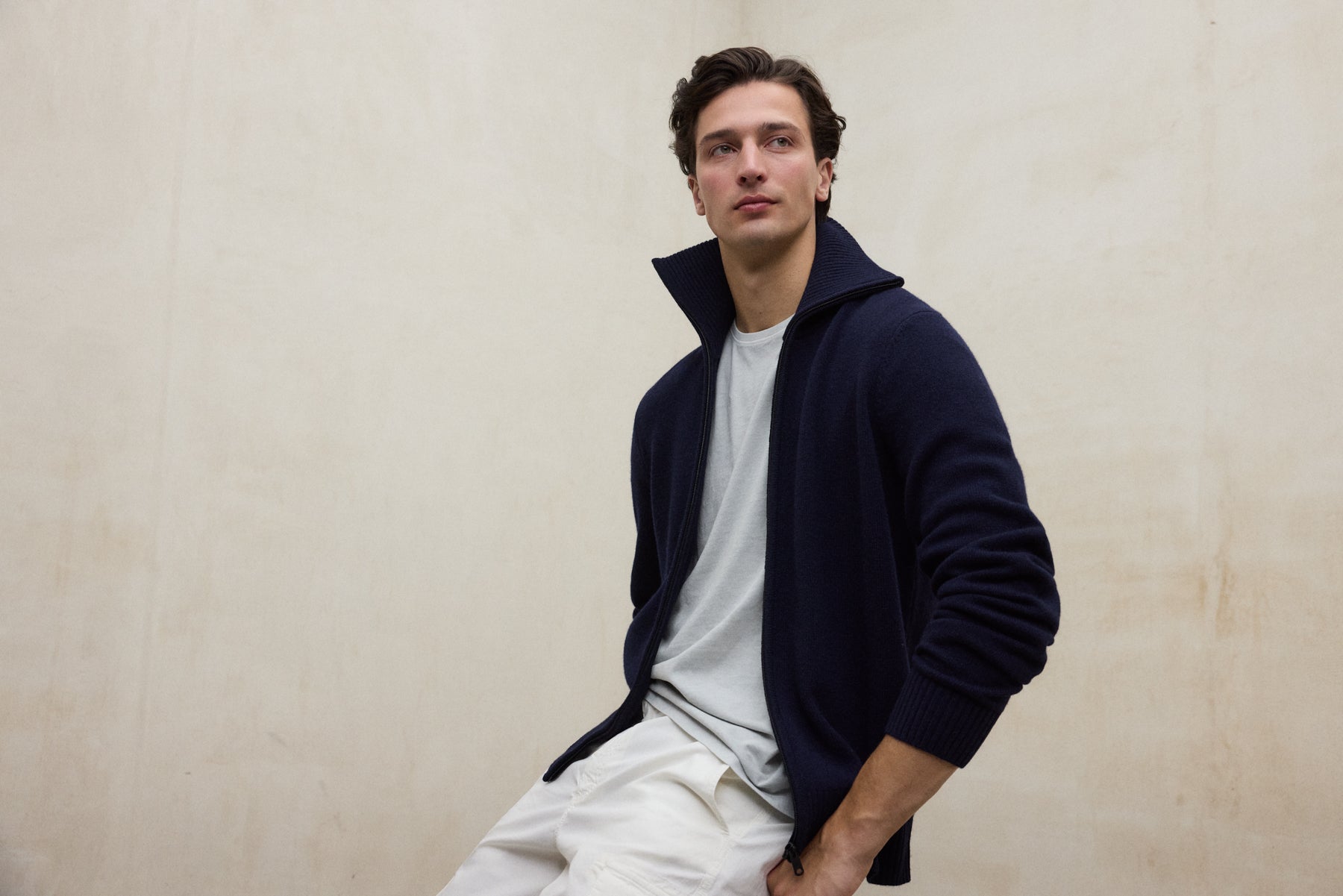 Strickzipperjacken aus 100% recyleter Wolle von ECOALF in dunkelblau