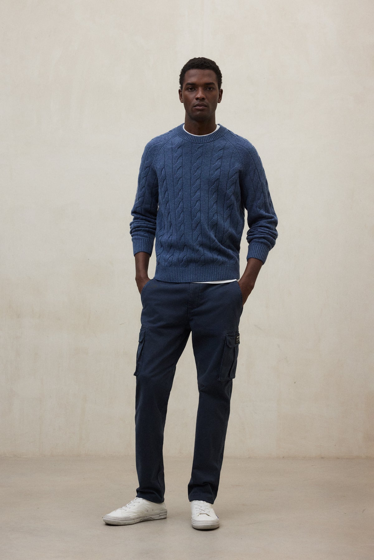 Strickpullover mit Rundhalsaussschnitt aus 100% recyleter Wolle von ECOALF in mittelblau meliert