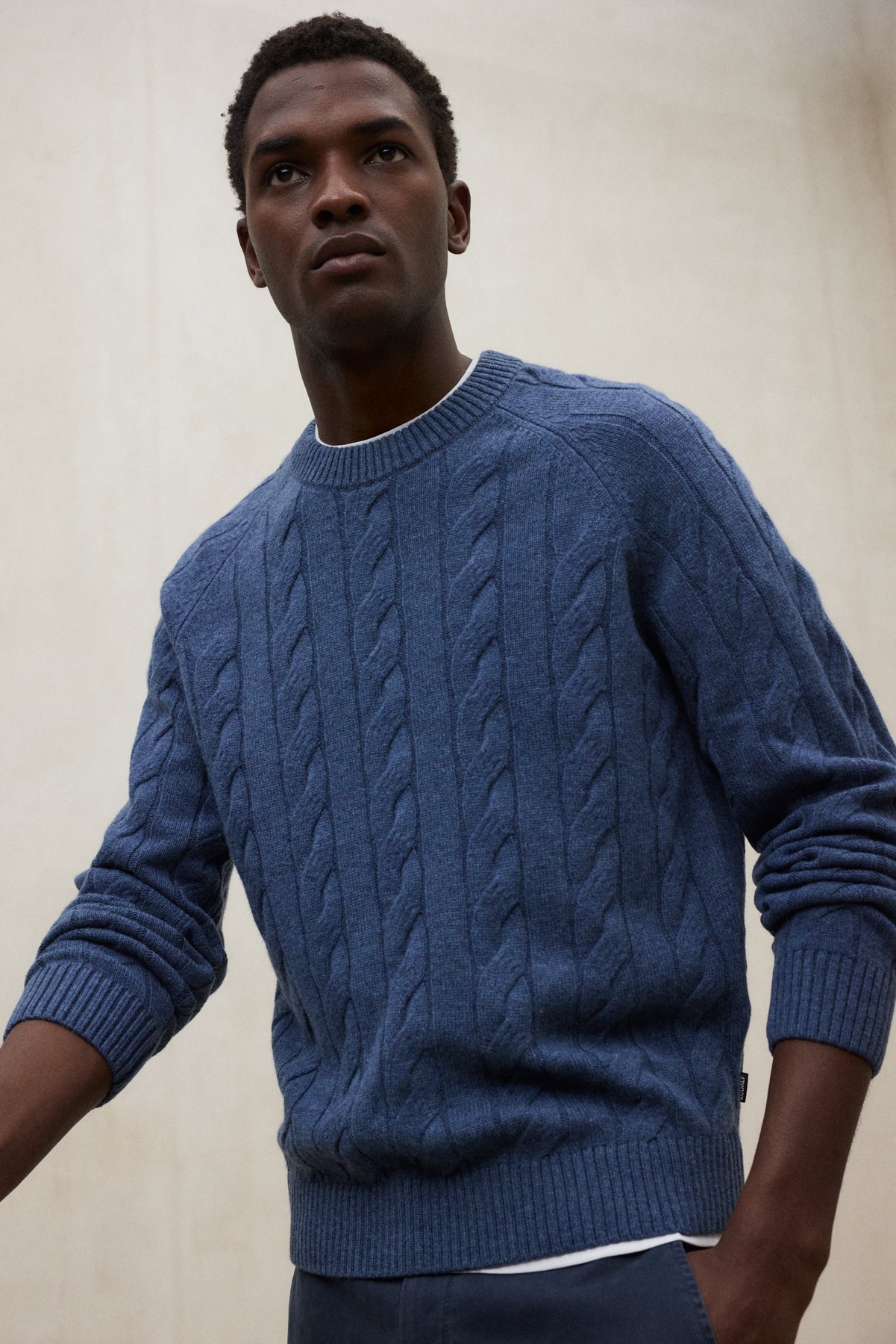 Strickpullover mit Rundhalsaussschnitt aus 100% recyleter Wolle von ECOALF in mittelblau meliert