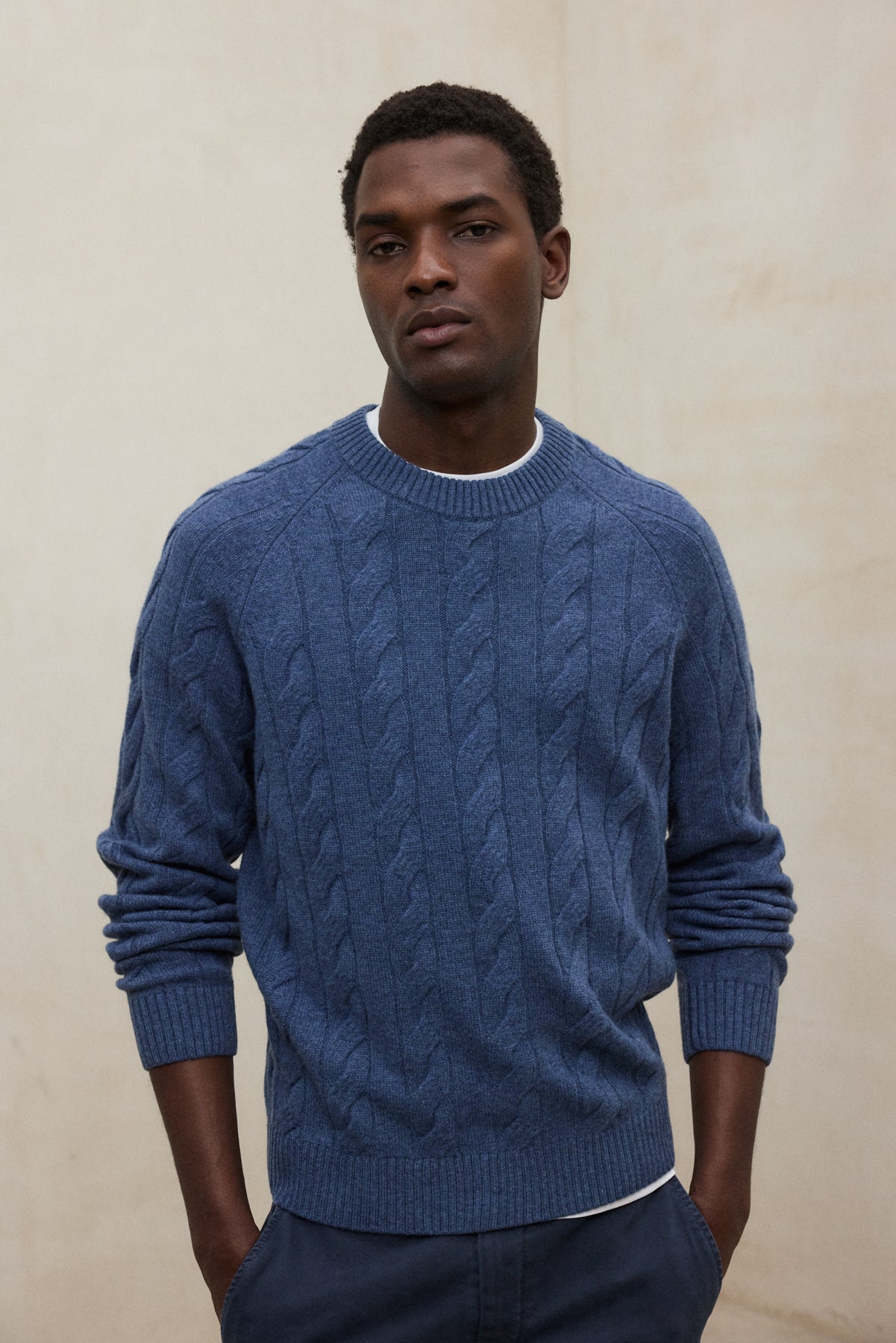 Strickpullover mit Rundhalsaussschnitt aus 100% recyleter Wolle von ECOALF in mittelblau meliert