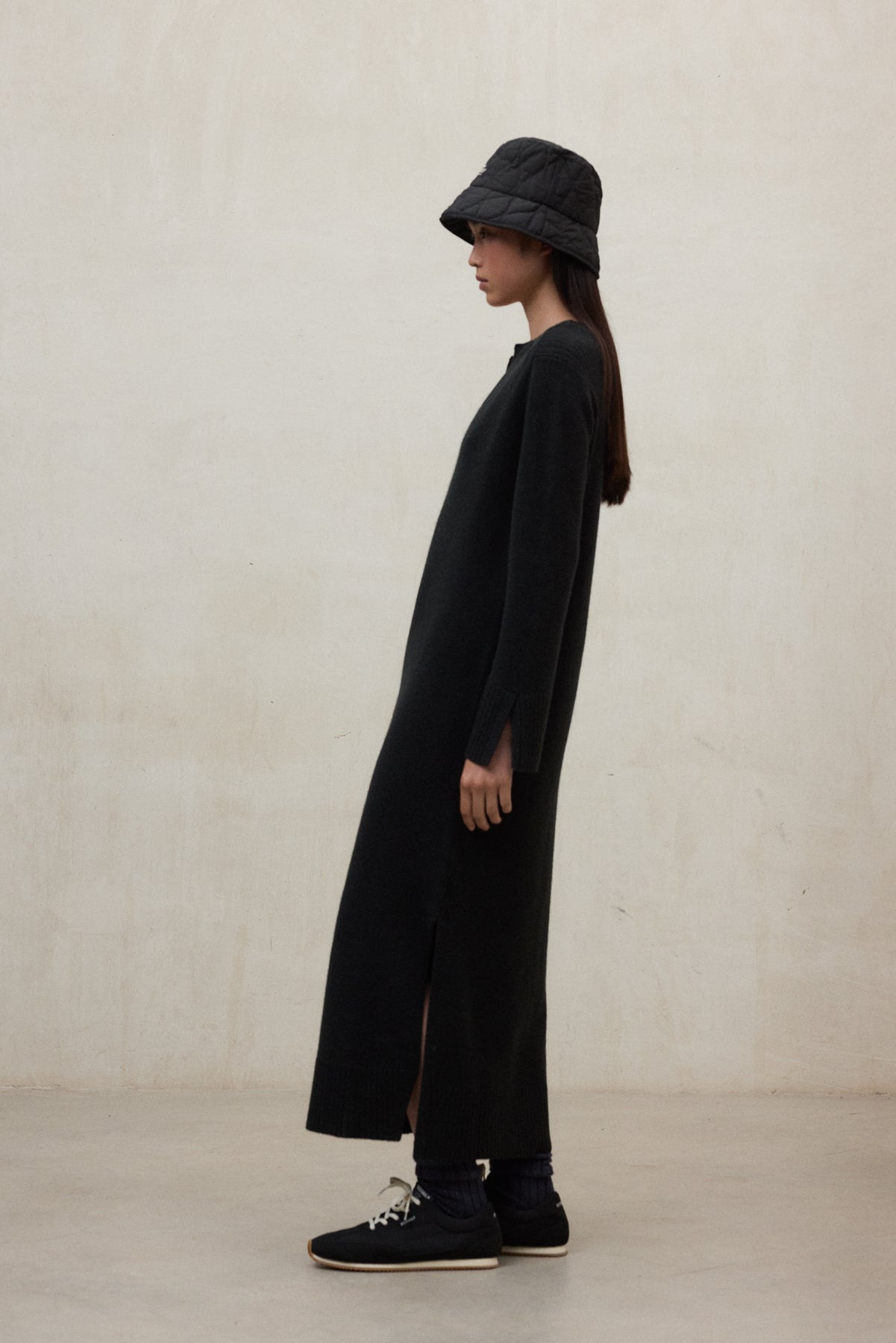 Strickkleid aus 100% recycleter Wolle von ECOALF in schwarz