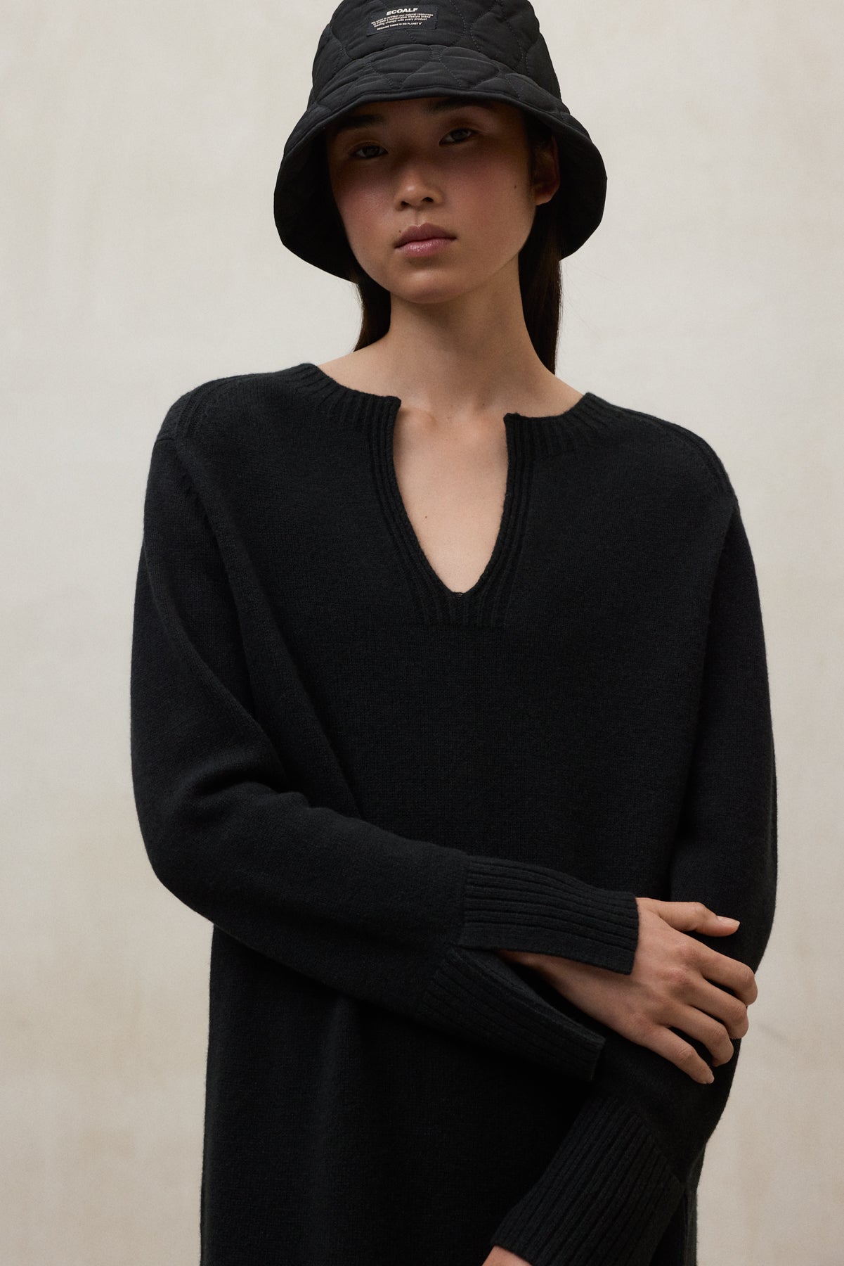 Strickkleid aus 100% recycleter Wolle von ECOALF in schwarz