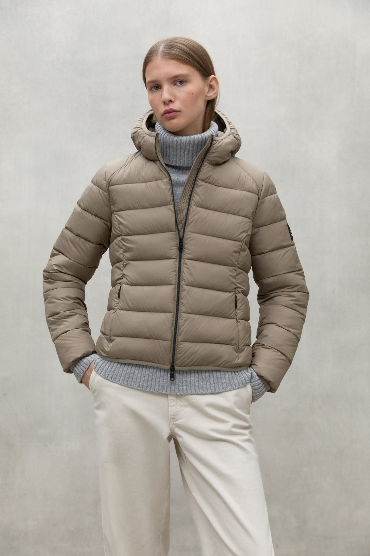 Kurze Daunenjacke aus 100% recyletem Polyester (PET Flaschen) von ECOALF in mokka braun