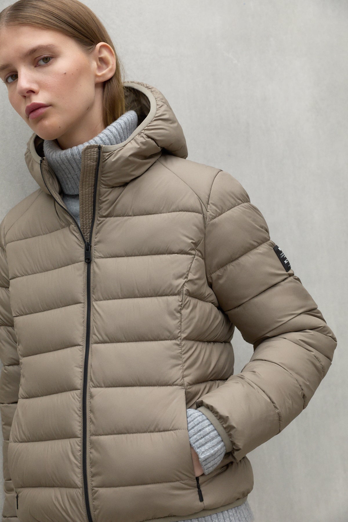 Kurze Daunenjacke aus 100% recyletem Polyester (PET Flaschen) von ECOALF in mokka braun