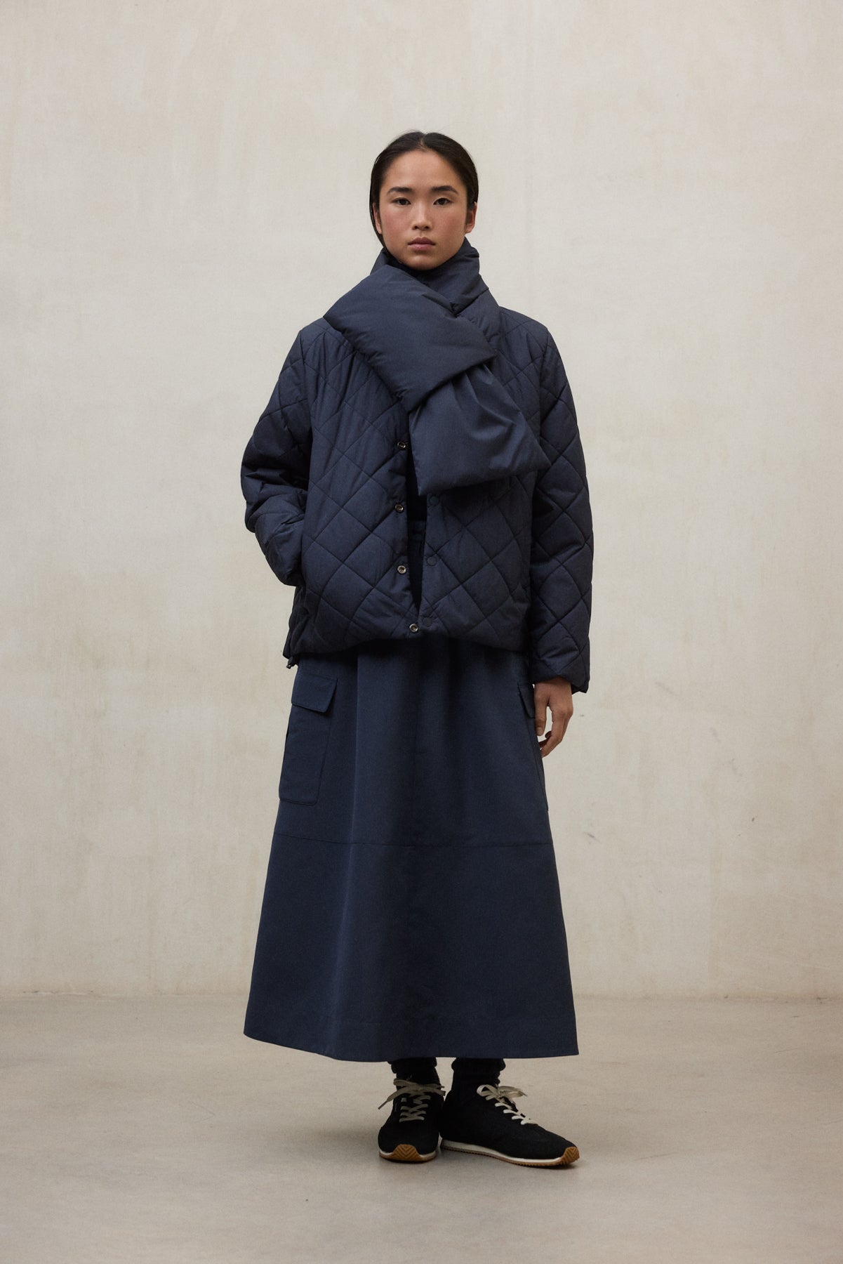 Kurze Wende-Daunenjacke aus 100% recyletem Polyester (PET Flaschen) von ECOALF in dunkelblau