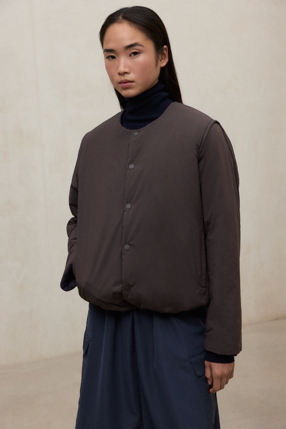 Kurze Wende-Daunenjacke aus 100% recyletem Polyester (PET Flaschen) von ECOALF in dunkelblau