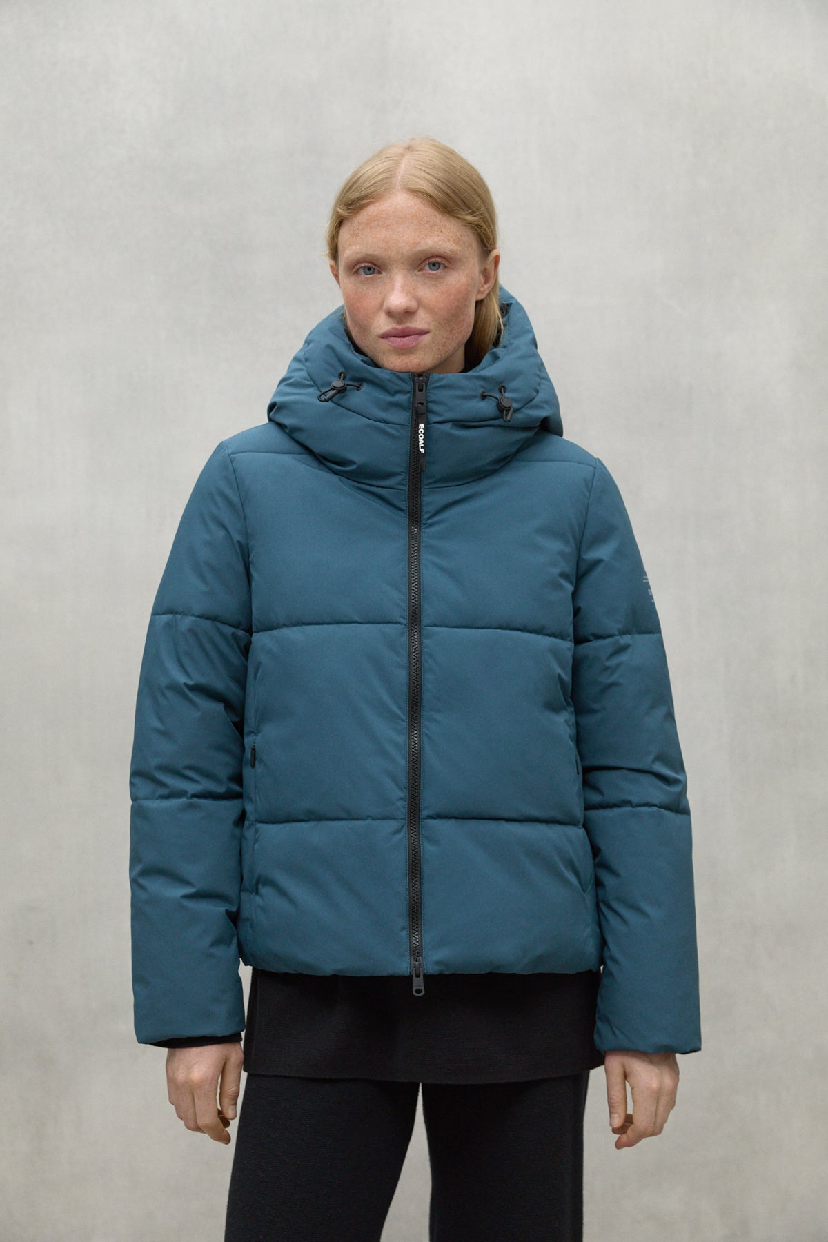 Kurze Daunenjacke aus recyletem Polyester (PET Flaschen) von ECOALF in Blau