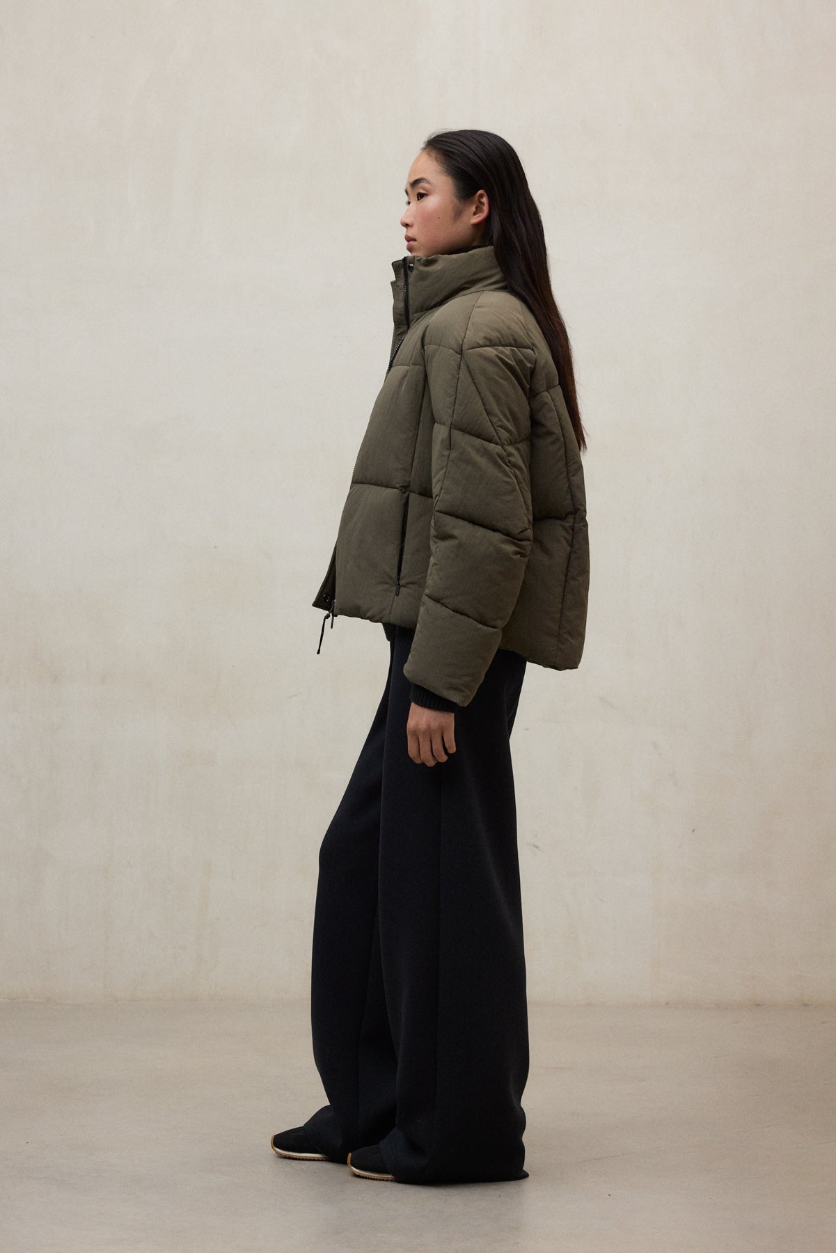 Kurze Puffer-Daunenjacke aus 100% recyletem Polyamid von ECOALF in dark oliveopie)