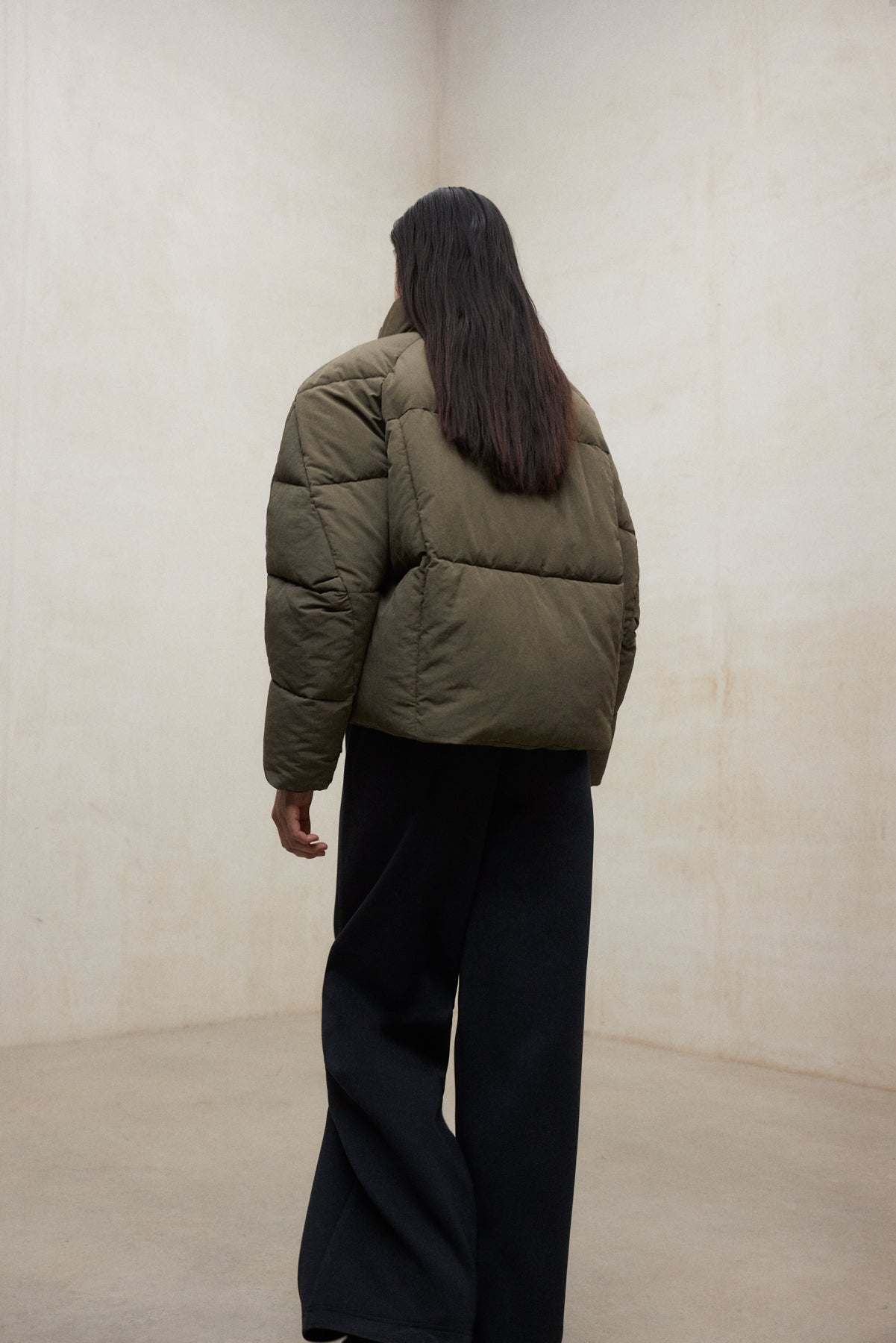 Kurze Puffer-Daunenjacke aus 100% recyletem Polyamid von ECOALF in dark oliveopie)