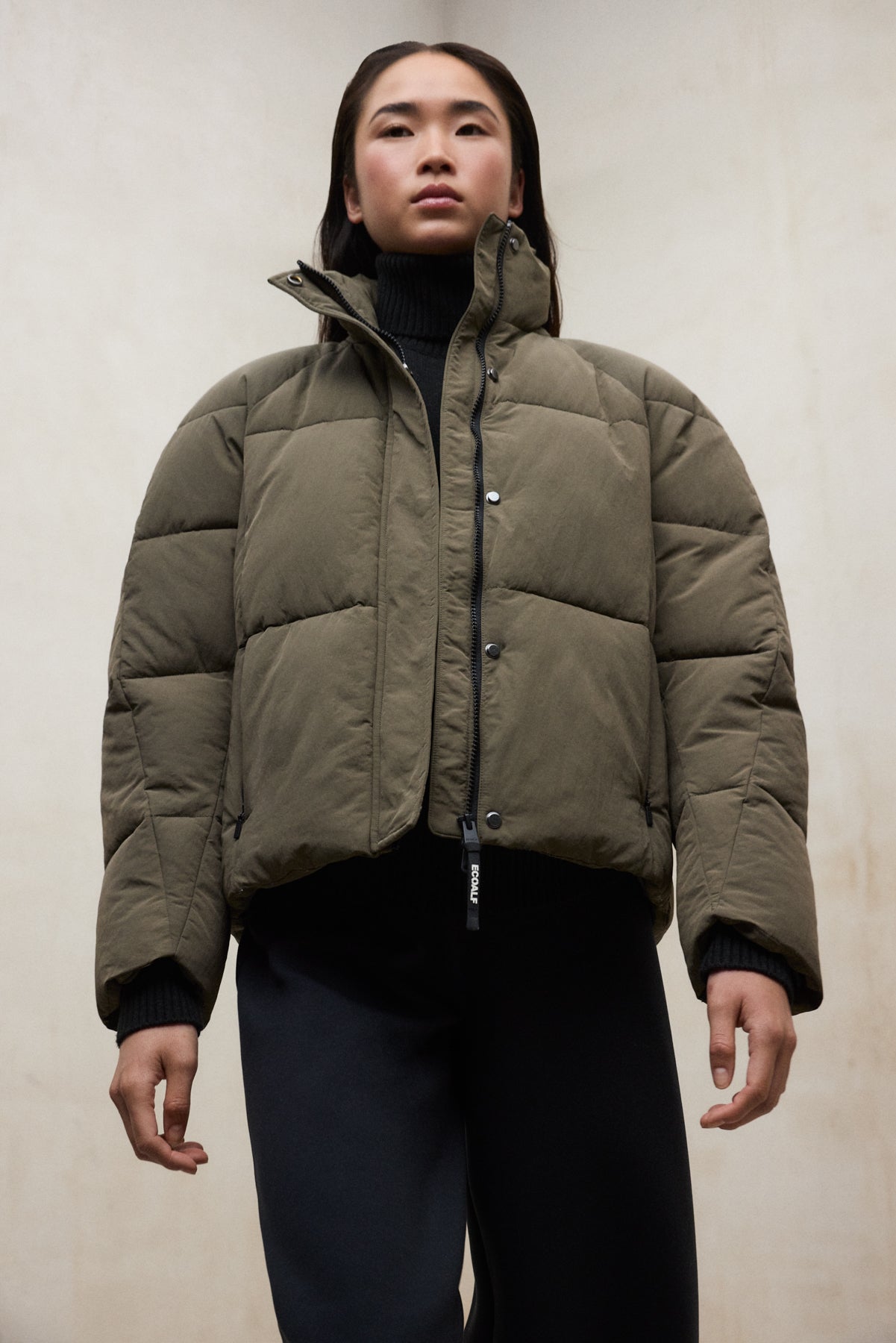 Kurze Puffer-Daunenjacke aus 100% recyletem Polyamid von ECOALF in dark oliveopie)