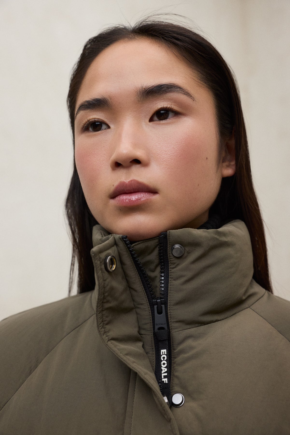 Kurze Puffer-Daunenjacke aus 100% recyletem Polyamid von ECOALF in dark oliveopie)