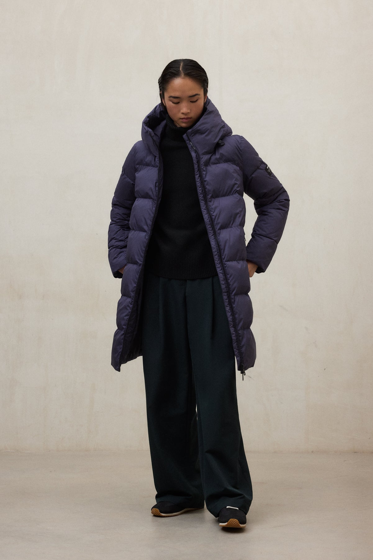 Lange Daunenjacke aus 100% recyletem Polyester (PET Flaschen) von ECOALF in schönem Blaubeer-Ton