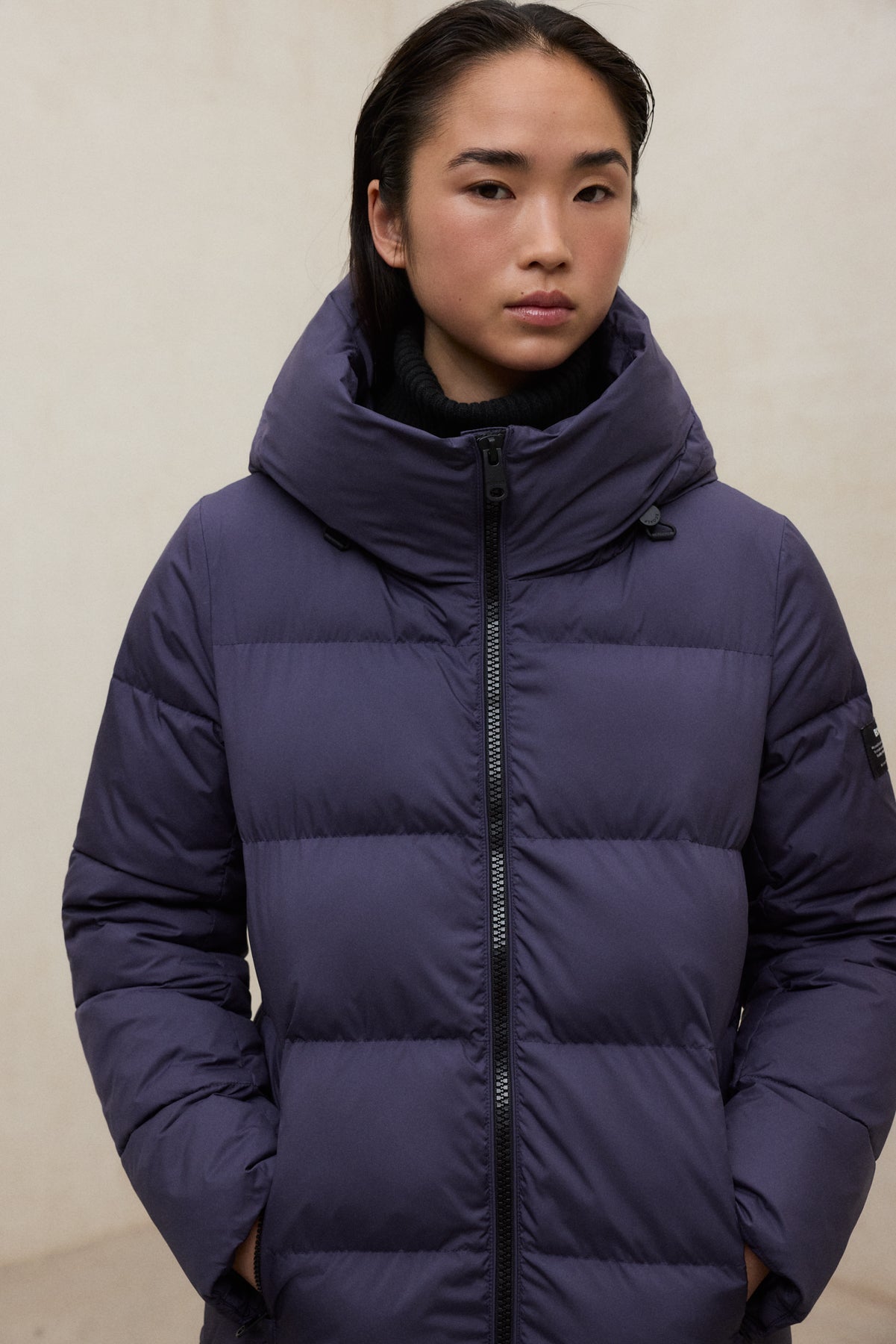 Lange Daunenjacke aus 100% recyletem Polyester (PET Flaschen) von ECOALF in schönem Blaubeer-Ton