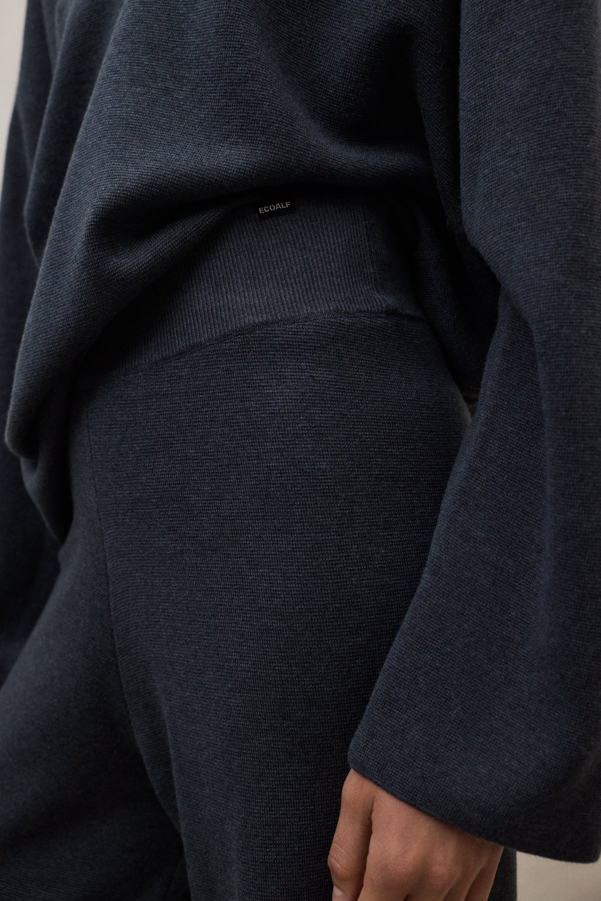 Strick Hose aus recycleter Wolle und Tencel™ von ECOALF in dunkelblau