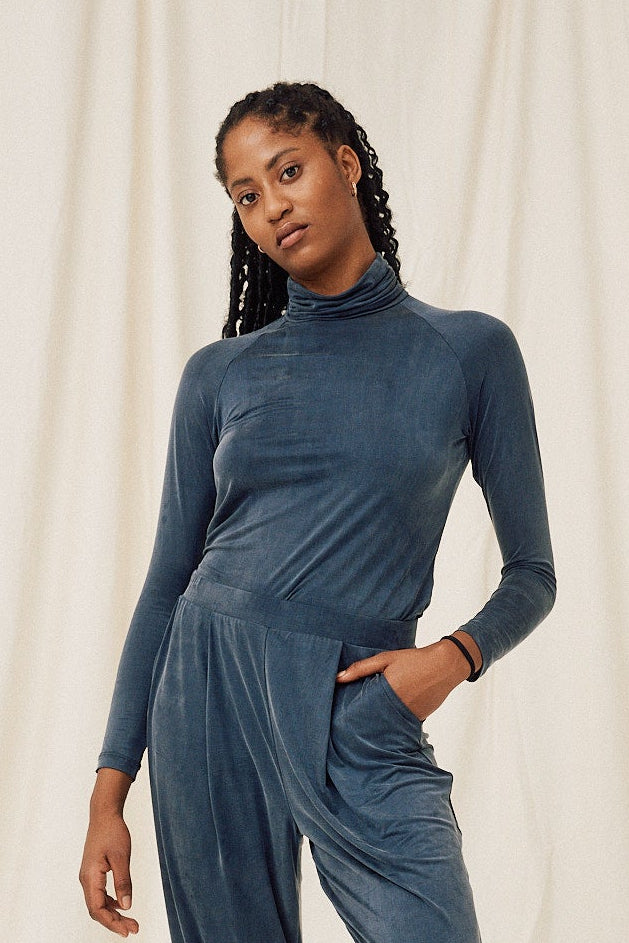 Pull col roulé en cupro bleu foncé confectionné en cupro par MOYA KALA