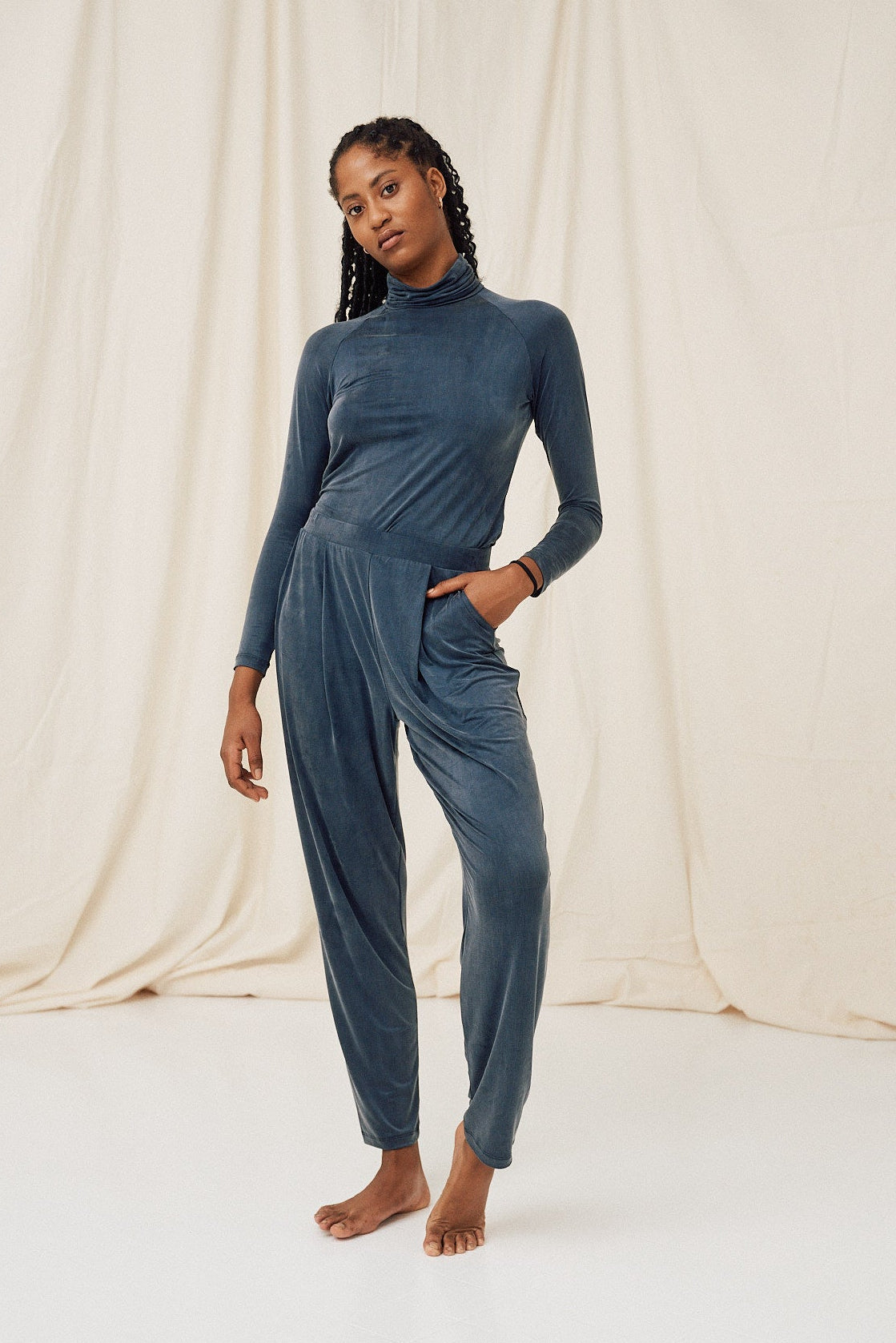Pull col roulé en cupro bleu foncé confectionné en cupro par MOYA KALA