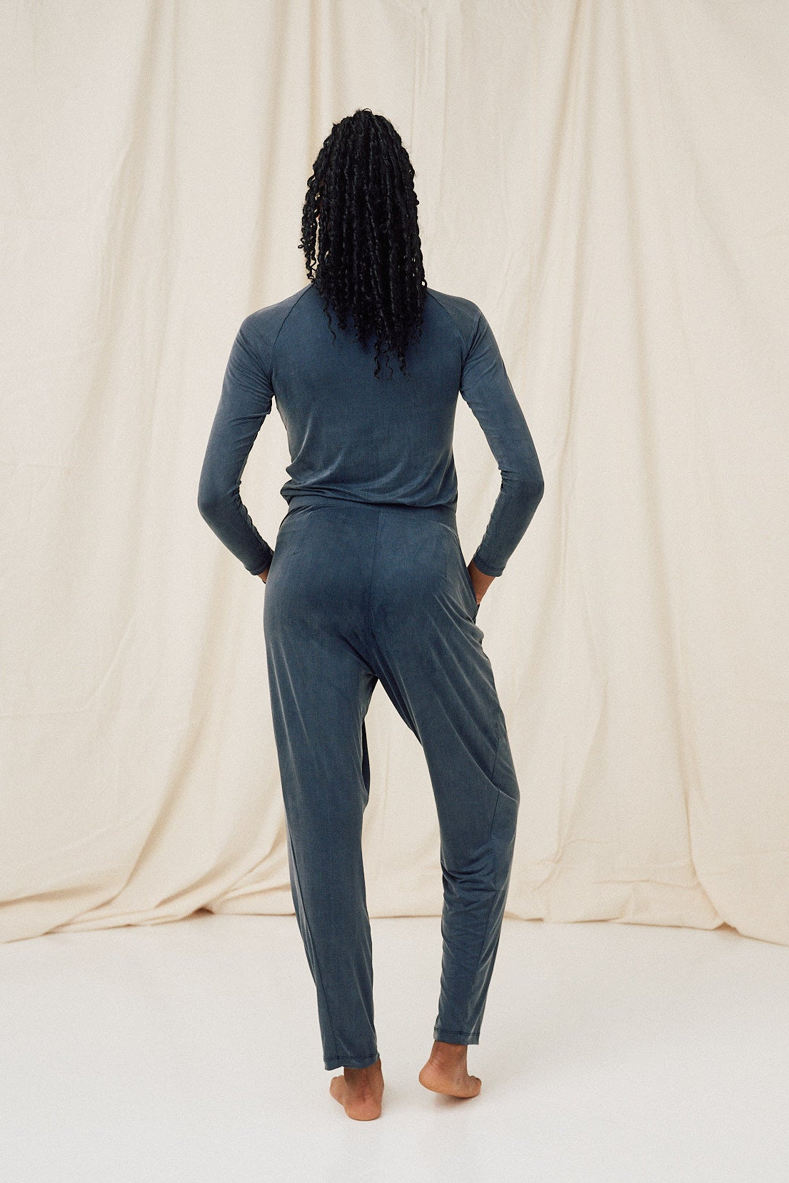 Pull col roulé en cupro bleu foncé confectionné en cupro par MOYA KALA