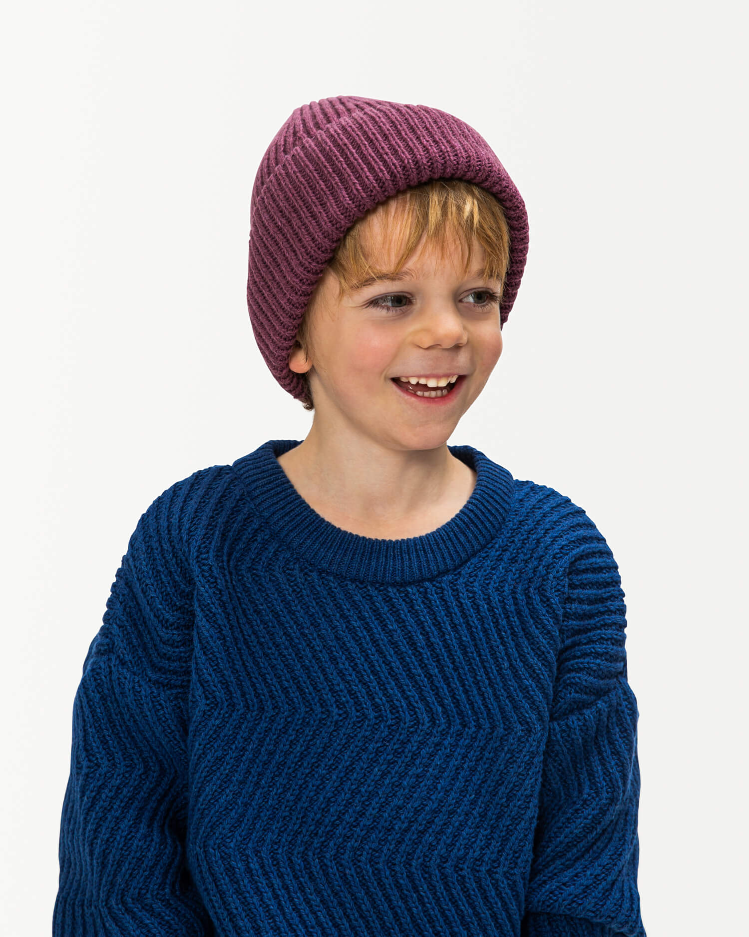 Dark red hat made of organic cotton &amp; merino wool by Matona