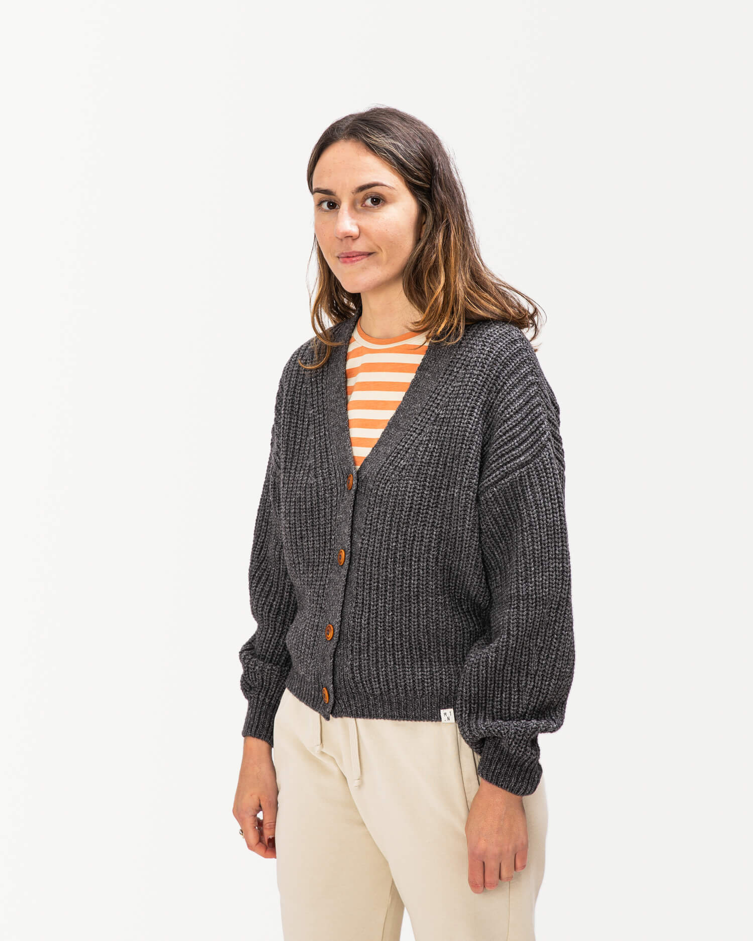 Cardigan gris foncé en coton biologique et laine mérinos de Matona