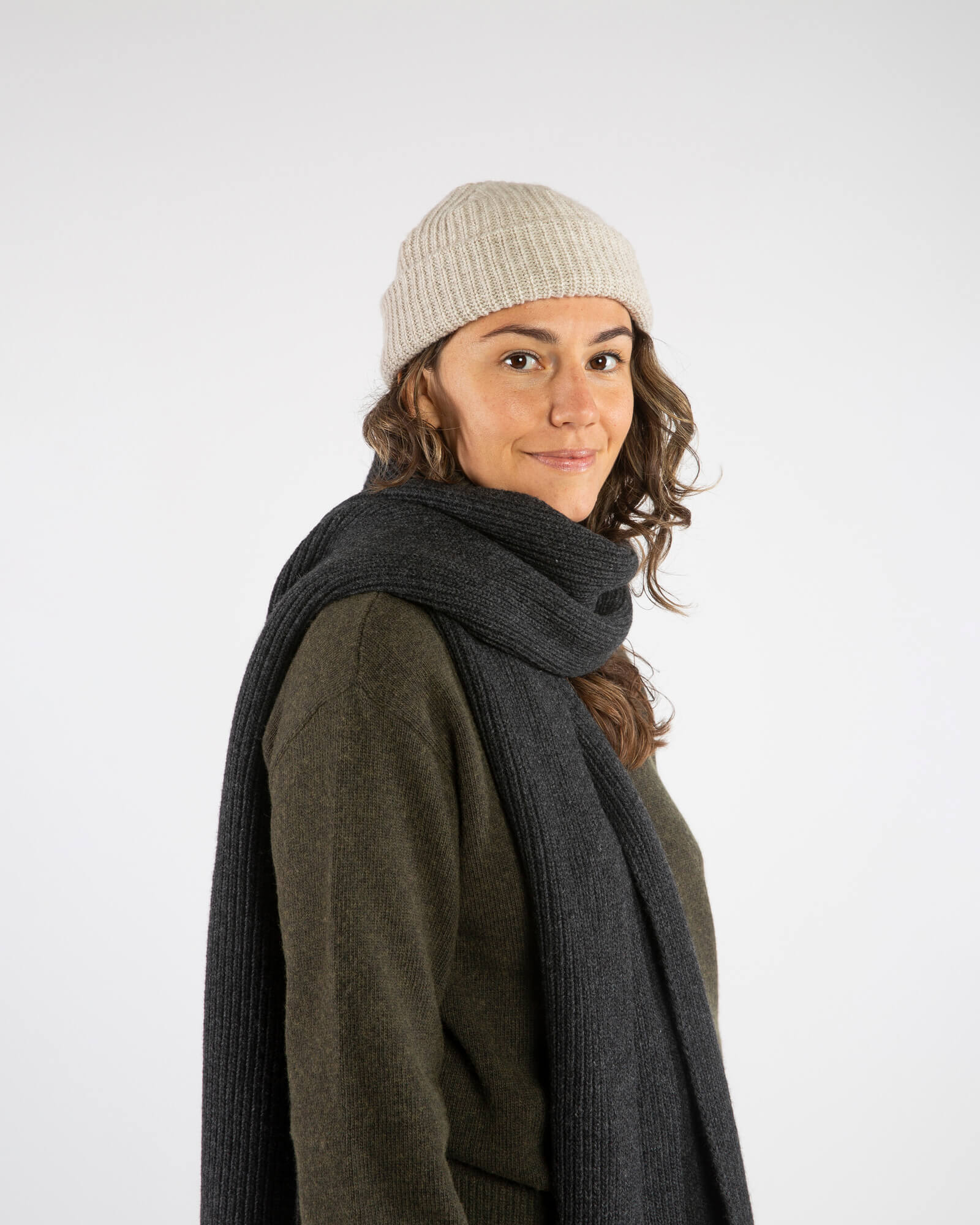 Grauer Schal charcoal aus Bio-Wolle von Matona