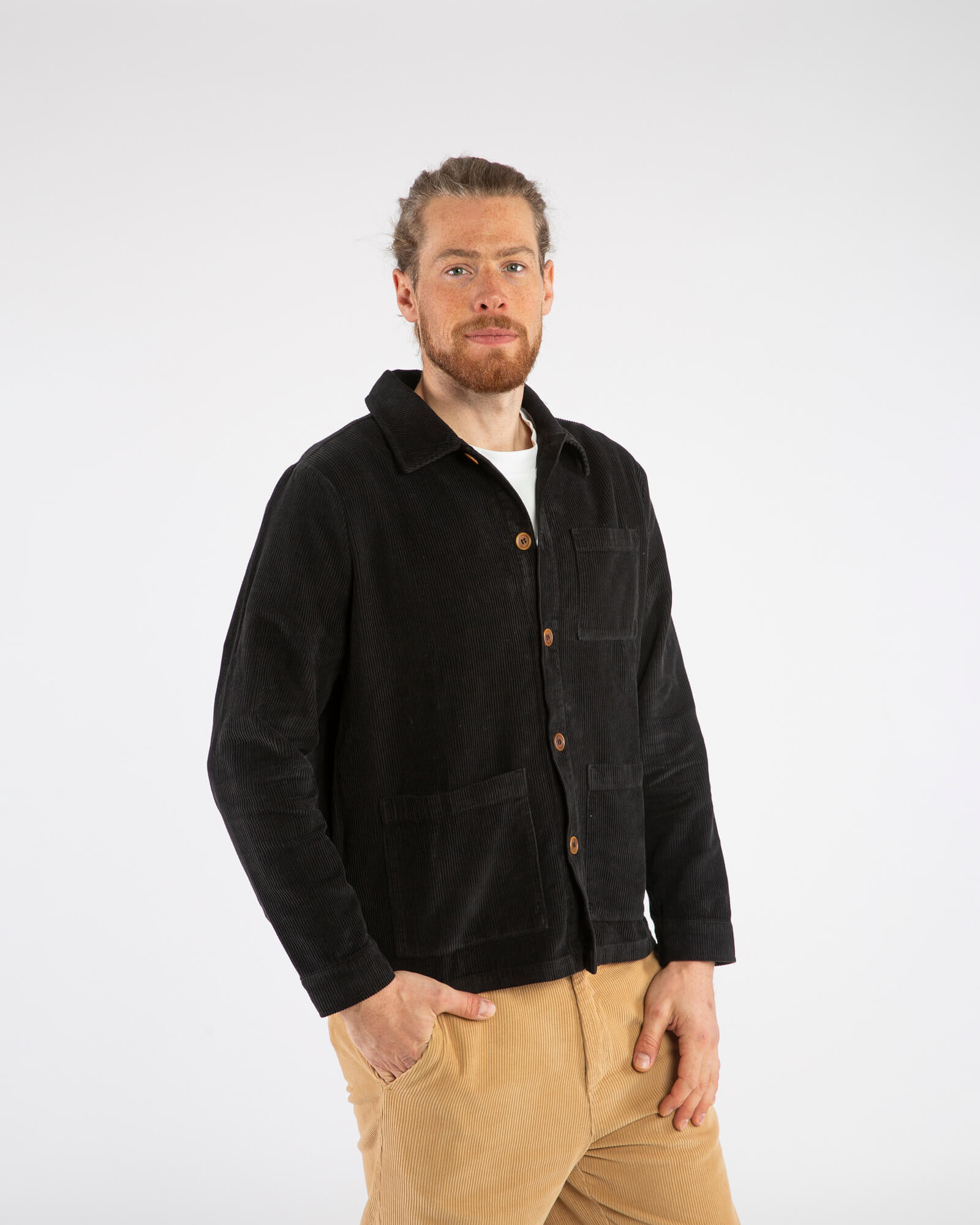 Schwarze Kordjacke aus 100% Bio-Baumwolle von Matona