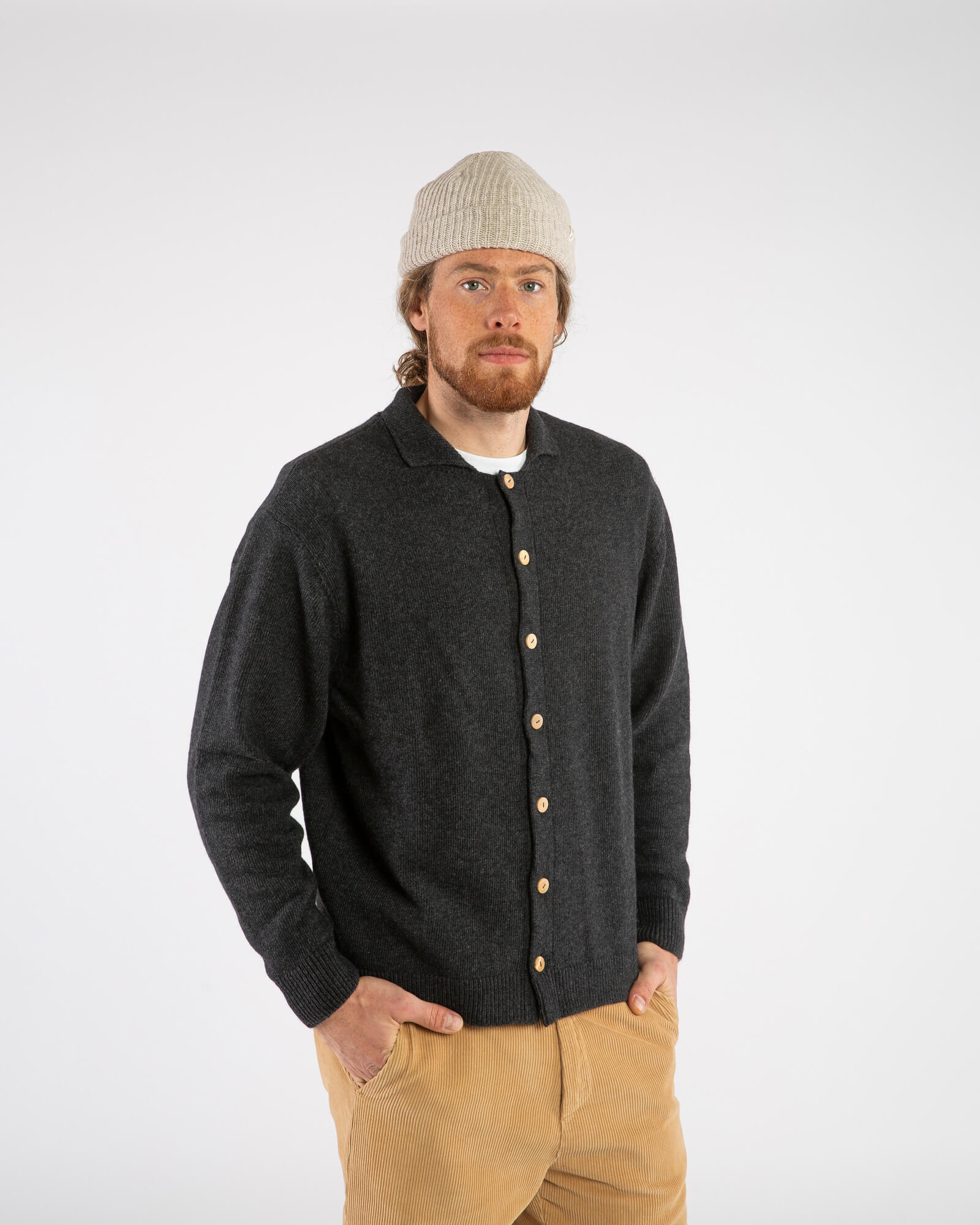 Dunkle Strickjacke charcoal aus Bio-Wolle von Matona