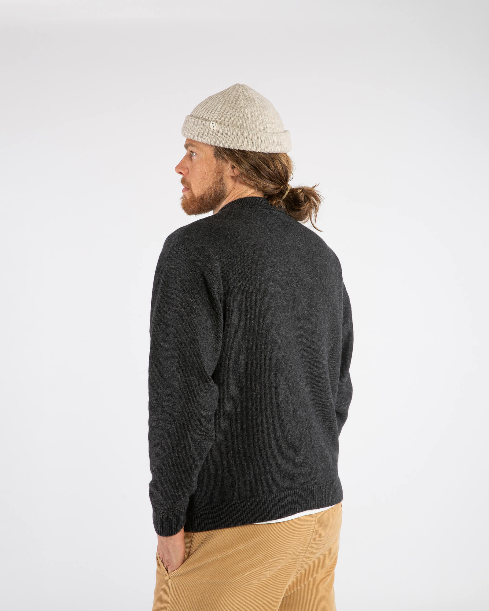 Dunkle Strickjacke charcoal aus Bio-Wolle von Matona