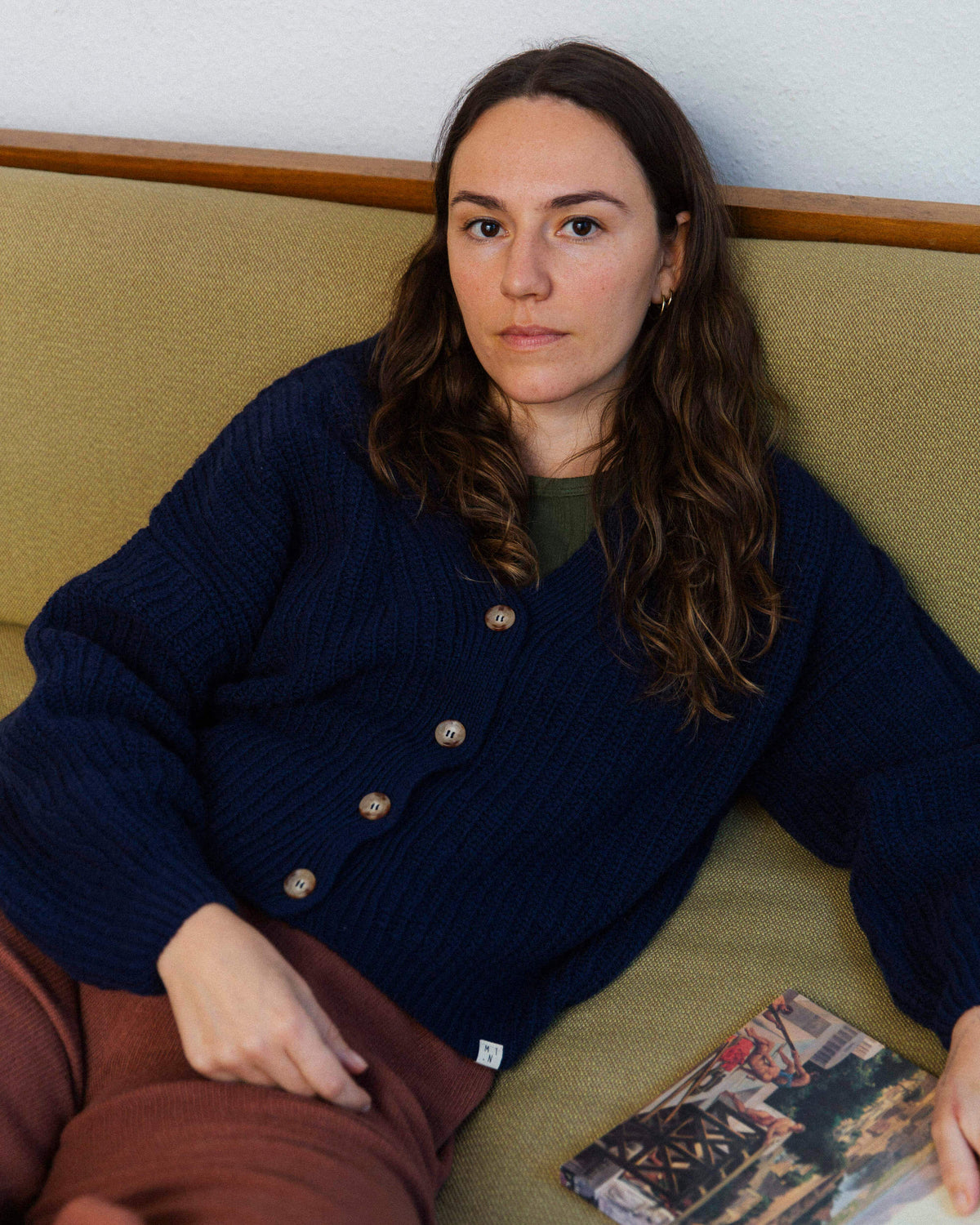 Dunkelblaue Strickjacke aus Bio-Wolle von Matona
