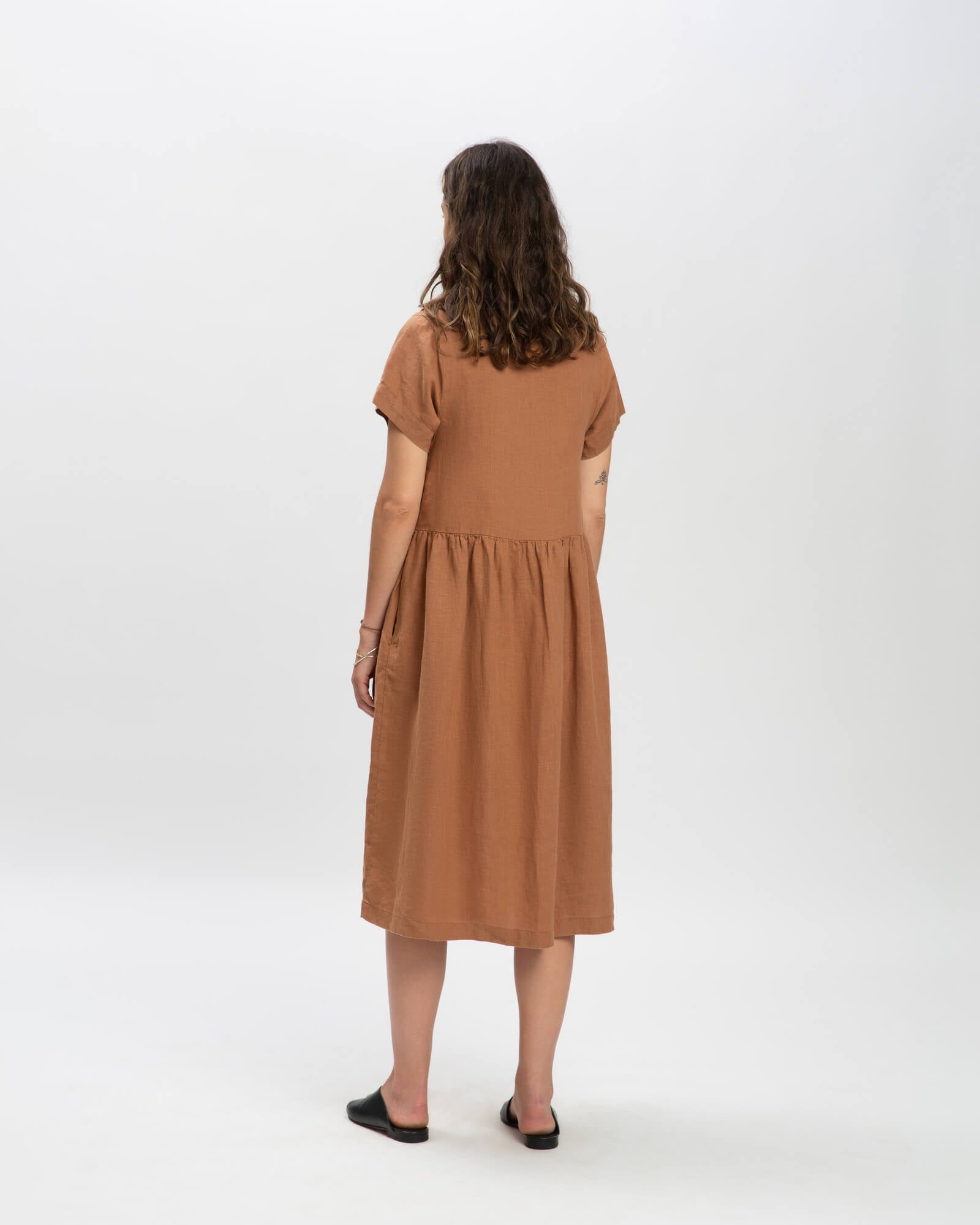 Robe midi en lin marron de Matona