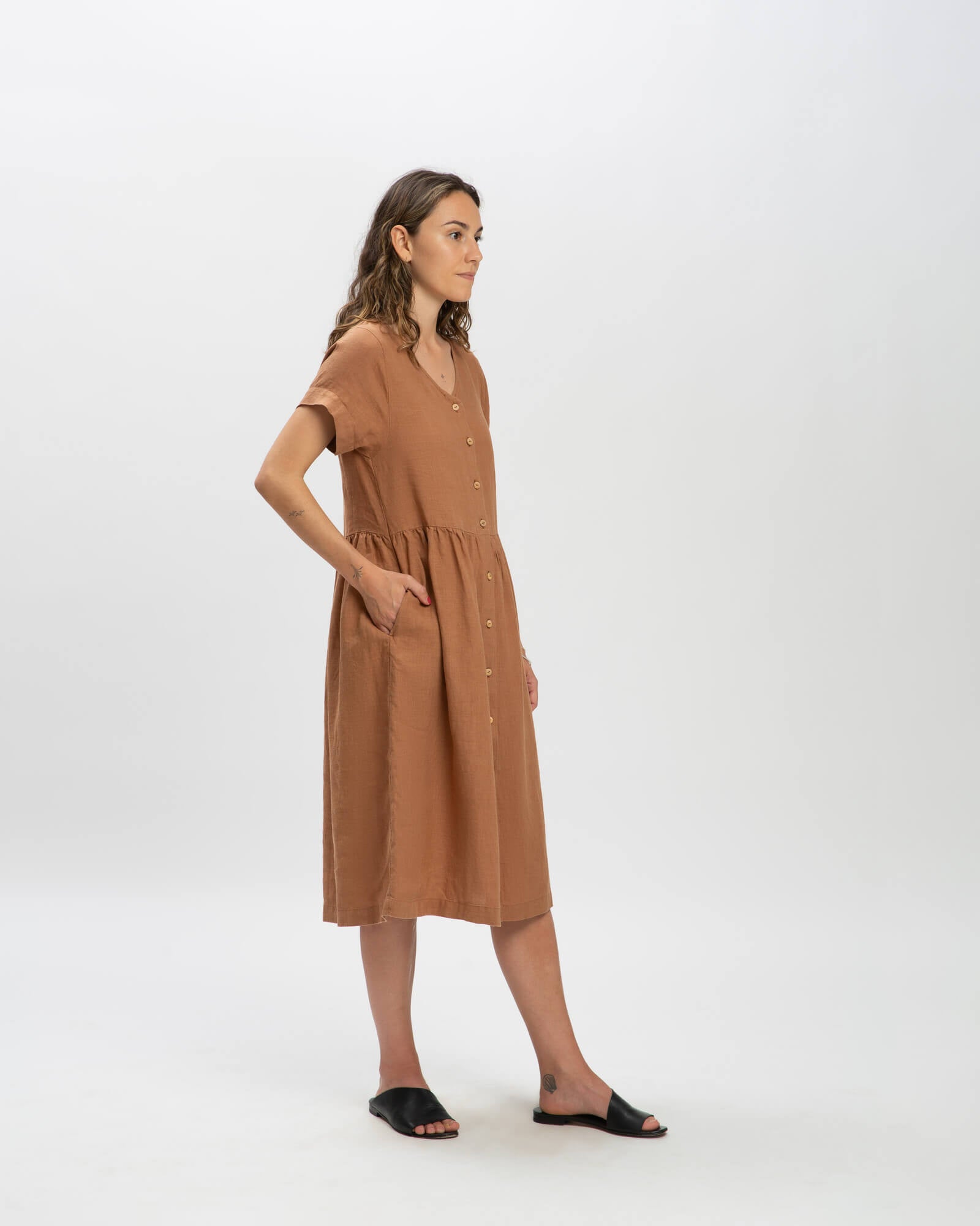 Robe midi en lin marron de Matona