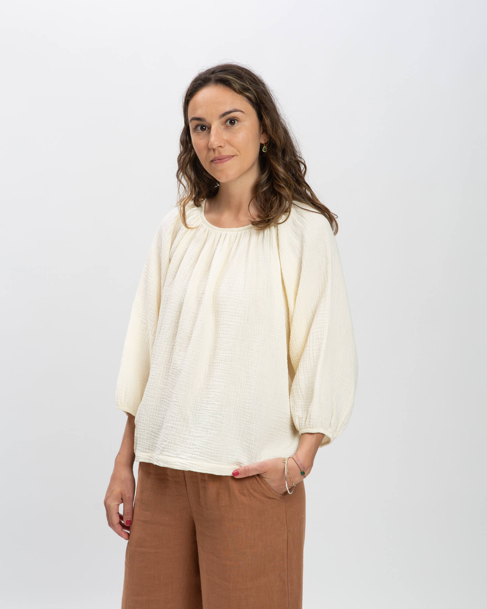 Ecru blouse made of 100% cotton muslin by Matona