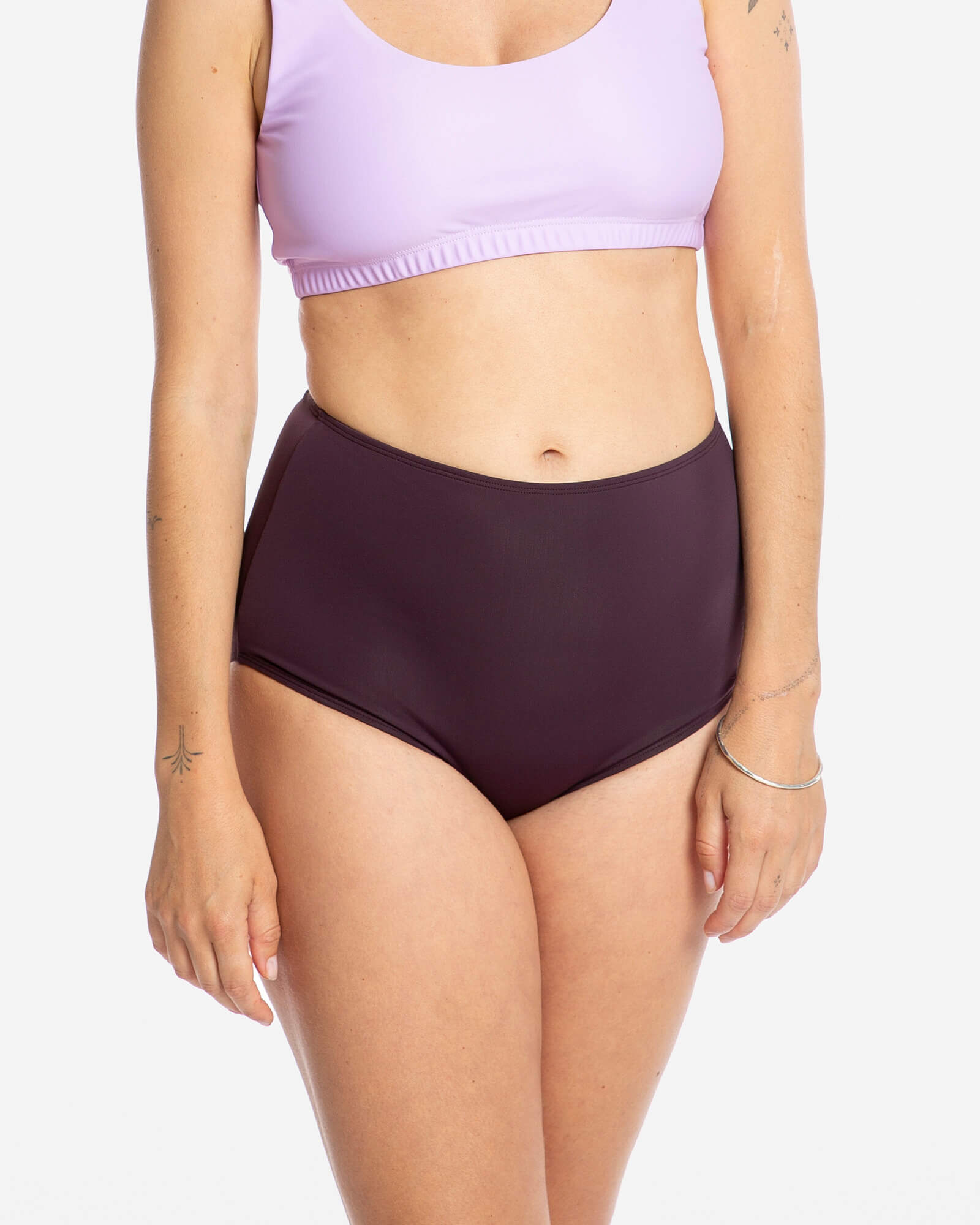 Bas de bikini violet foncé en Econyl durable de Matona