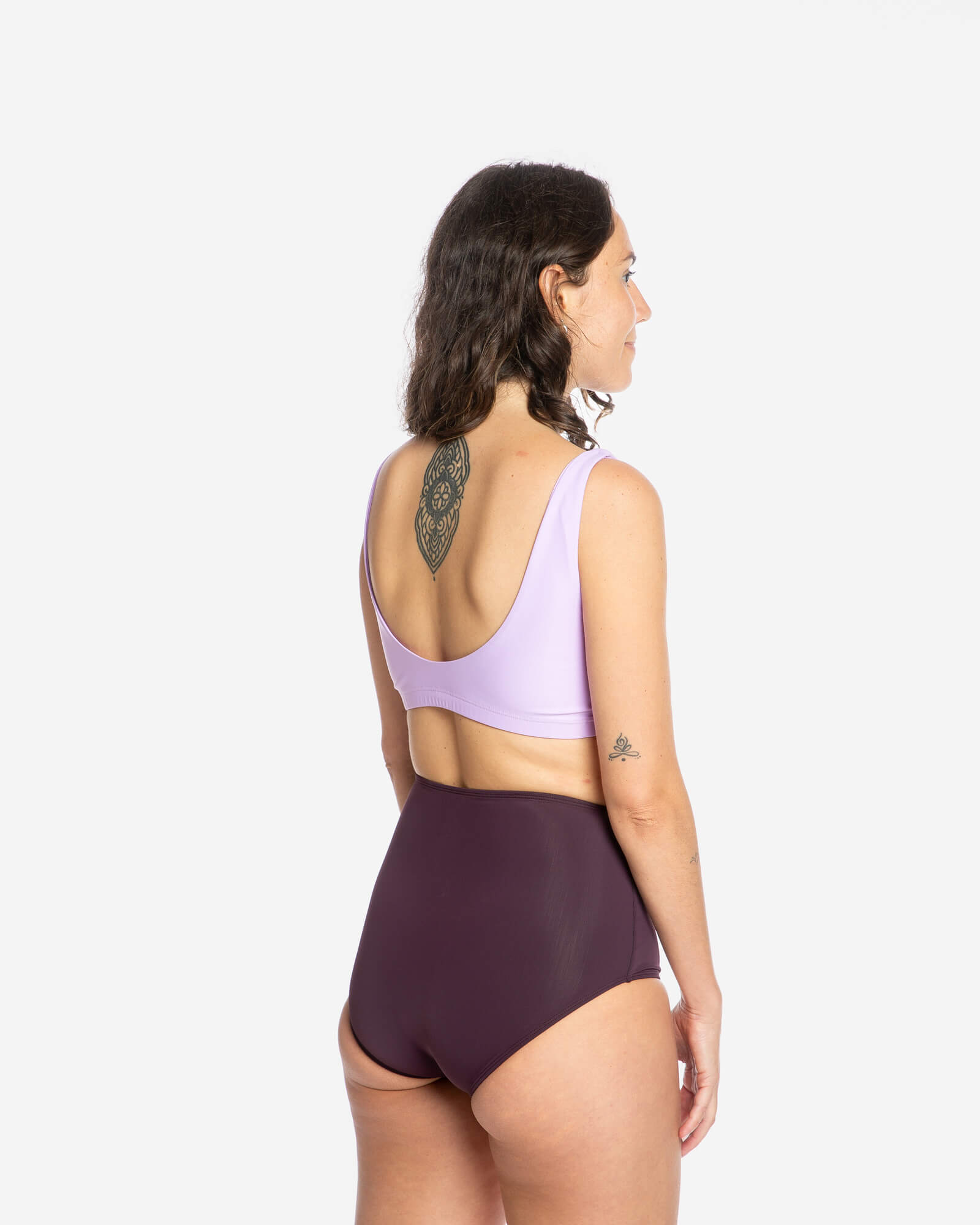 Bas de bikini violet foncé en Econyl durable de Matona