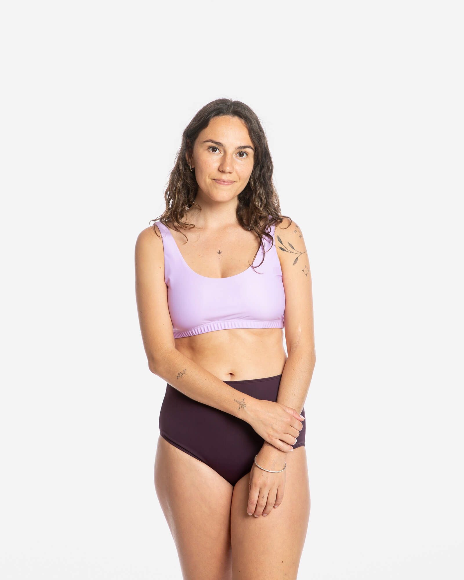Bas de bikini violet foncé en Econyl durable de Matona