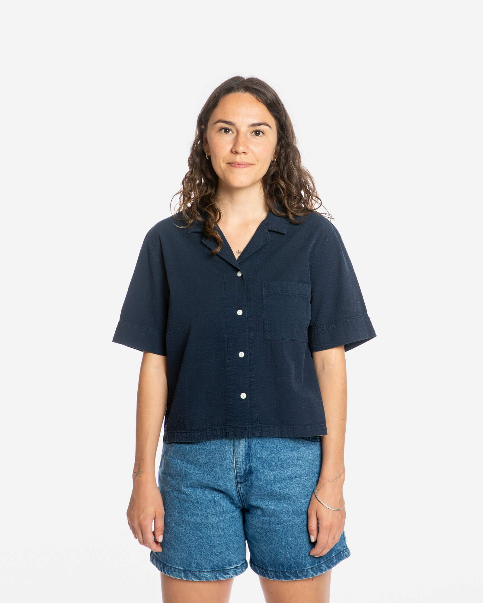 Dunkelblaue Bluse aus Seersucker-Material von Matona