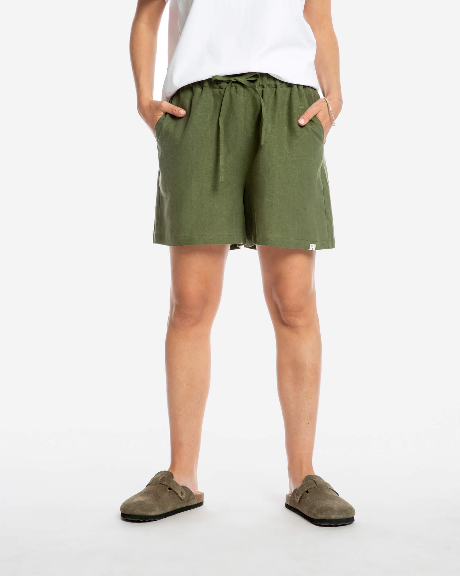 Short vert olive simple en lin 100 % de la marque Matona
