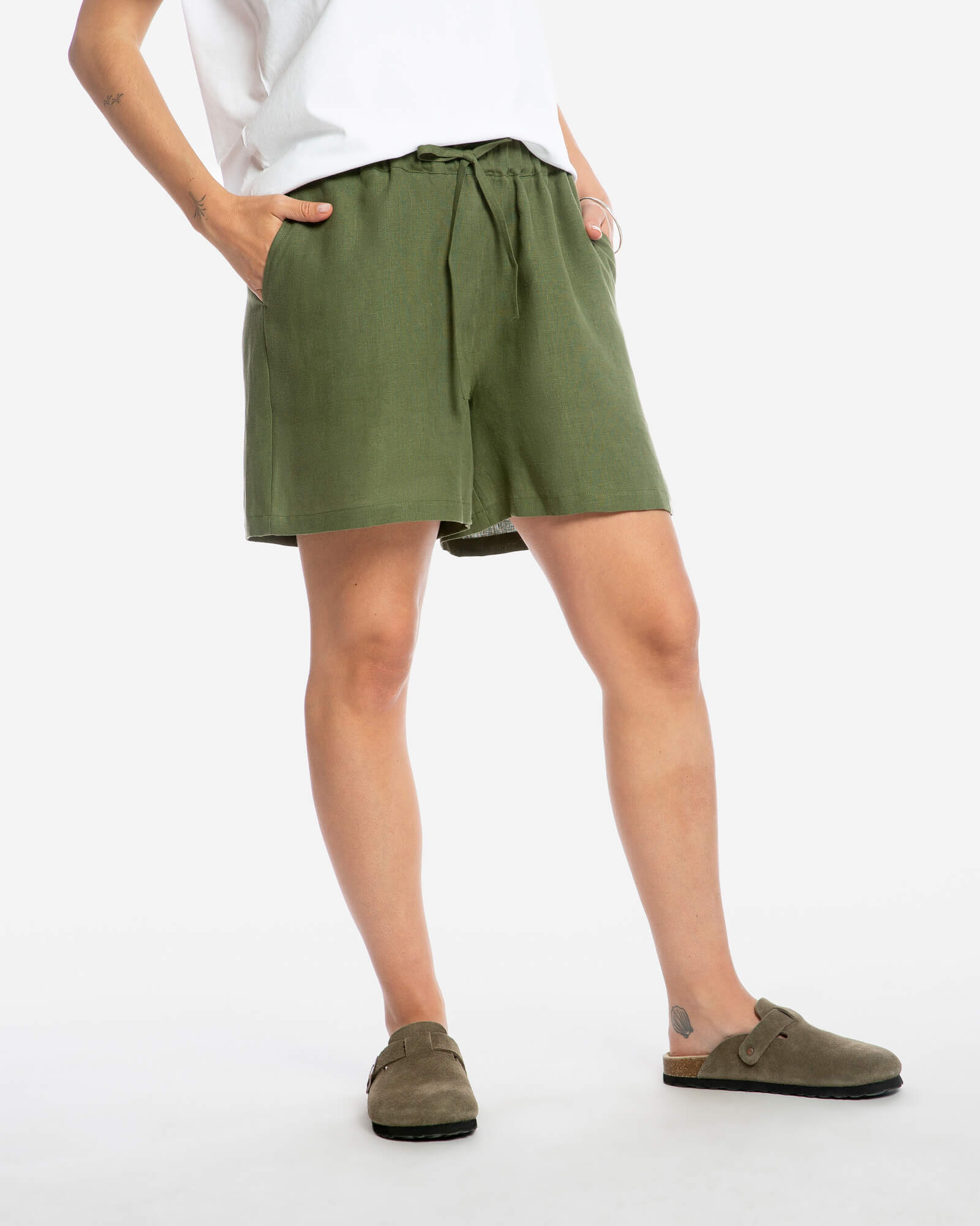 Short vert olive simple en lin 100 % de la marque Matona