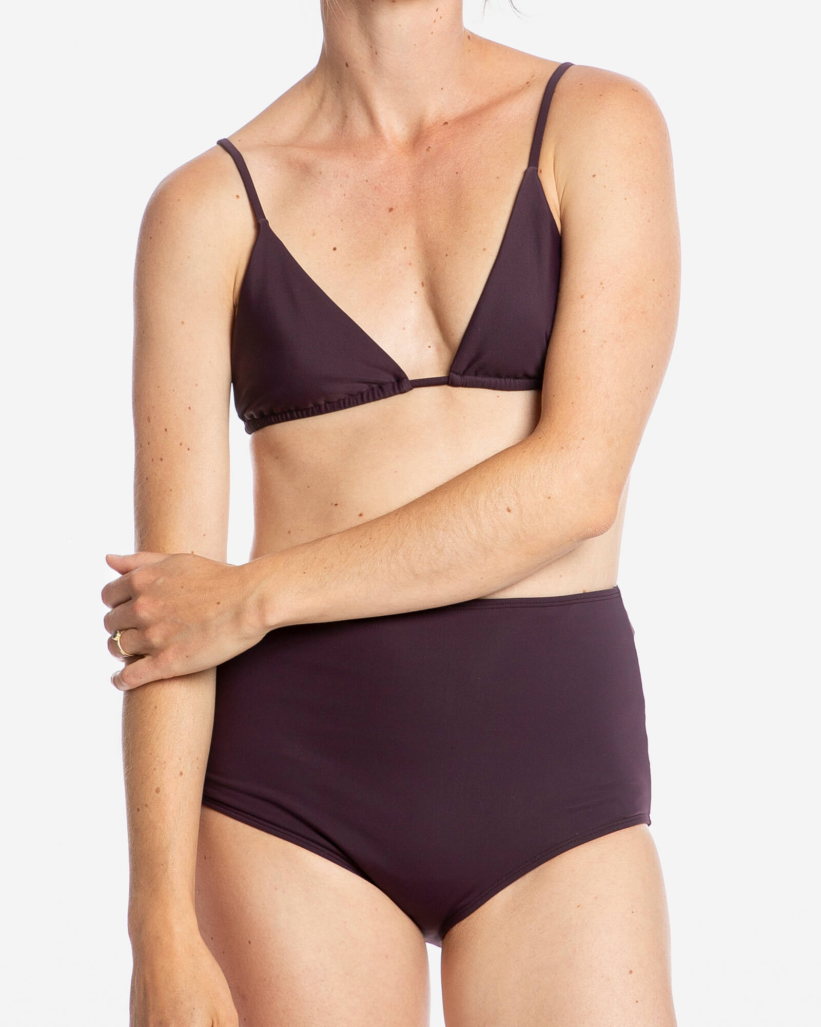 Haut de bikini triangle violet foncé en Econyl durable de Matona