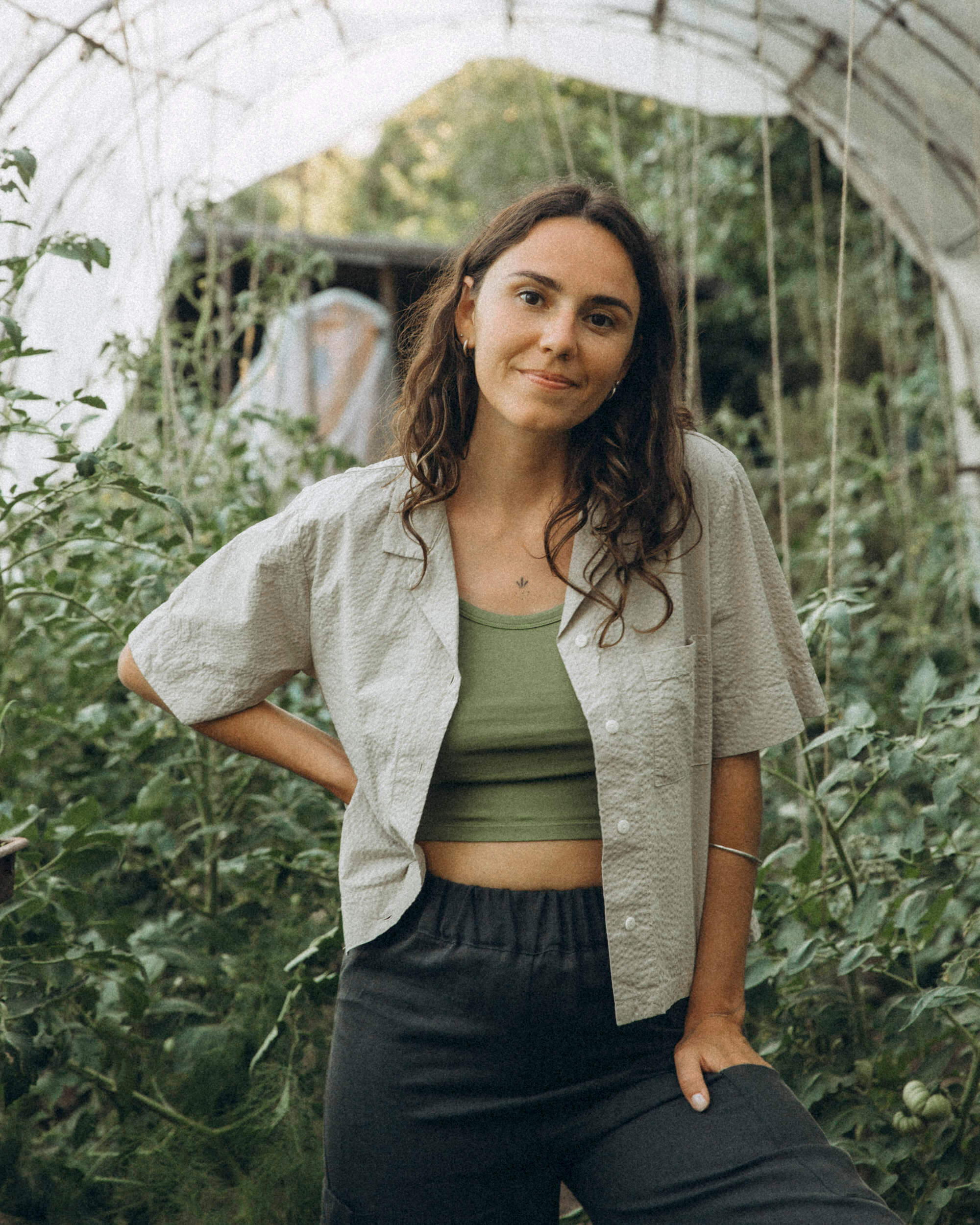 Top court basique en coton biologique vert olive de Matona