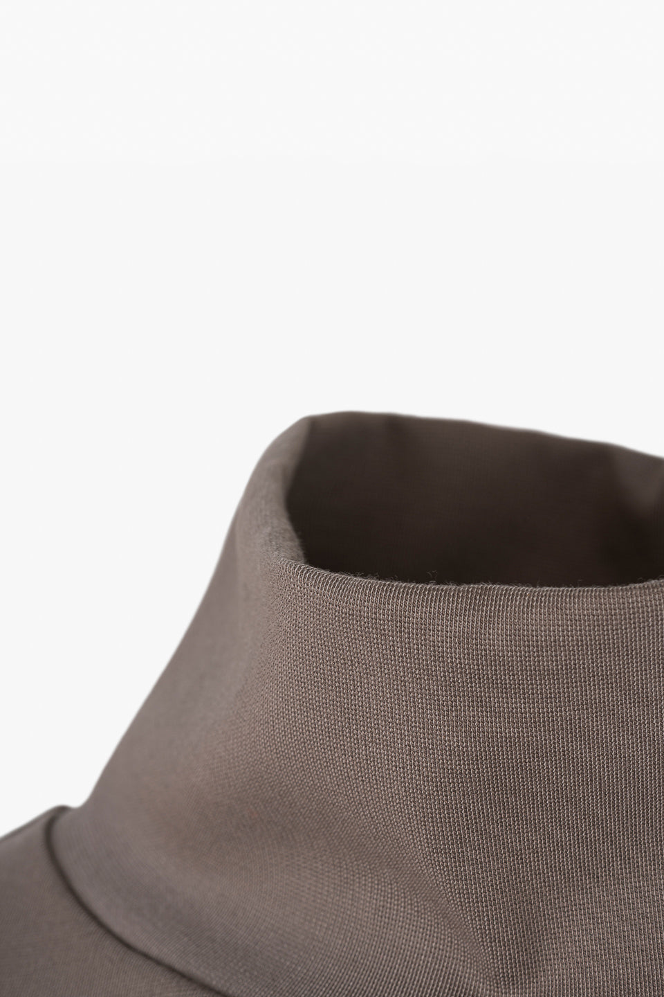 Graubrauner Rollkragensweater Transformation aus Tencel von Moya Kala