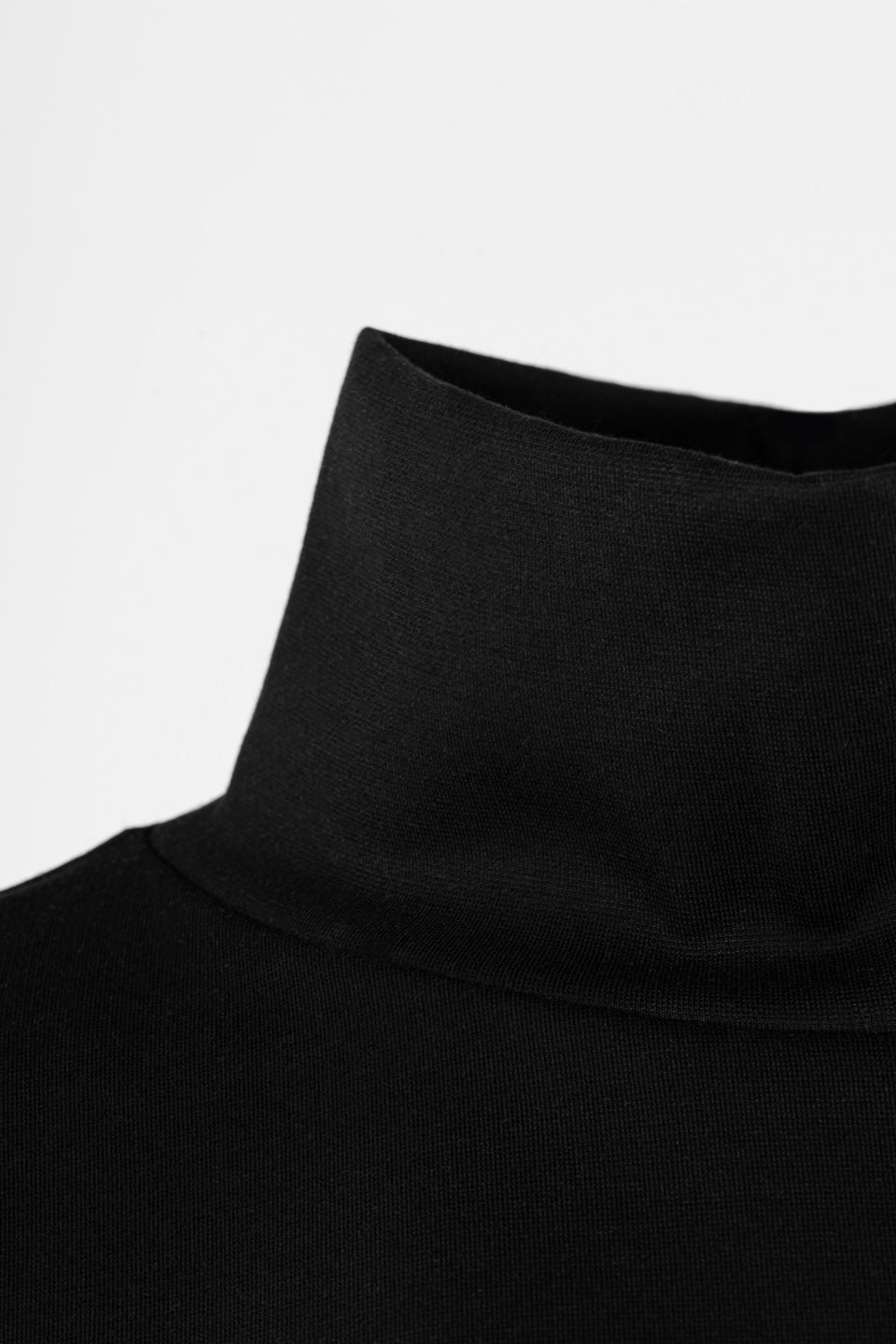 Schwarzer Rollkragenpullover Transformation aus Tencel von Moya Kala
