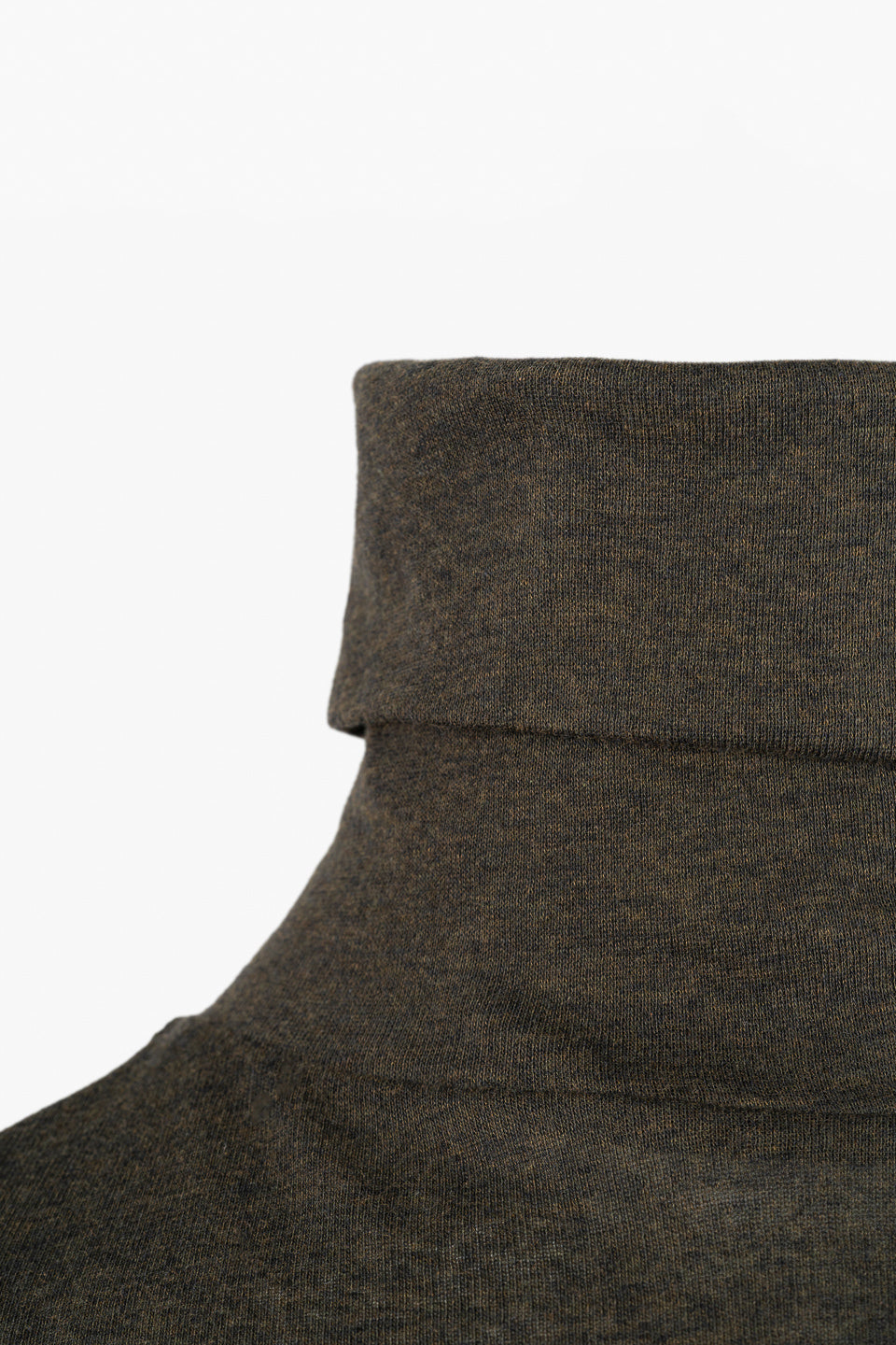 Grünes Rollkragen-Langarmshirt aus 100% Bio-Baumwolle von Moya Kala
