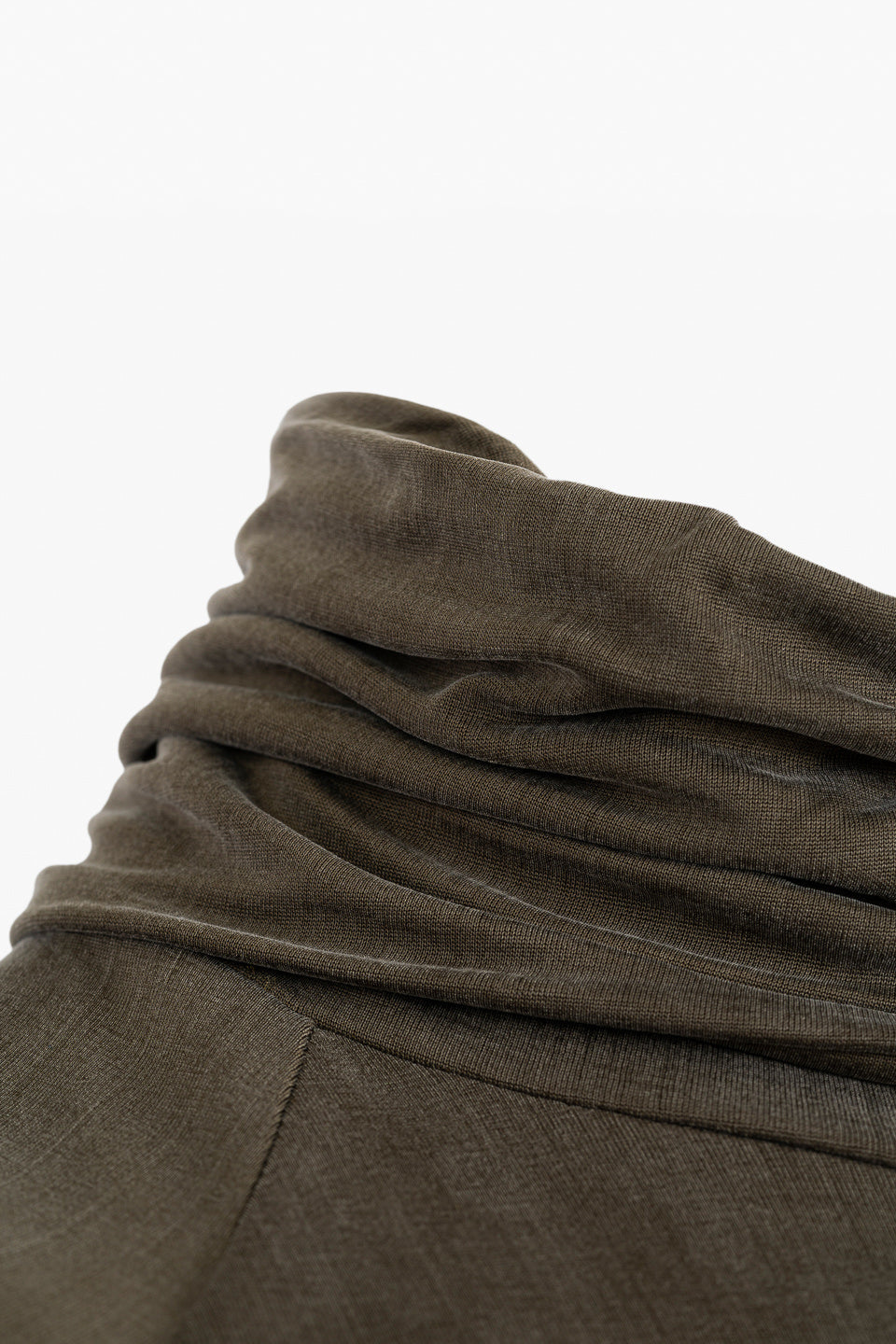 Grünes Langarmshirt mit Rollkragen aus Cupro von Moya Kala