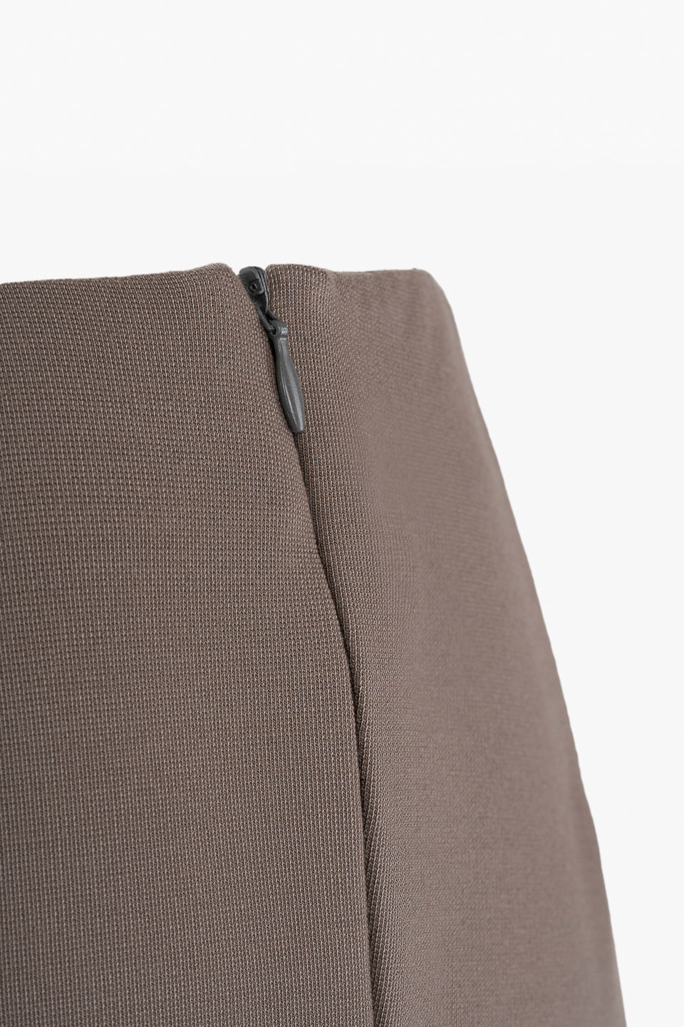 Graubraune Hose Transformation aus Tencel von Moya Kala
